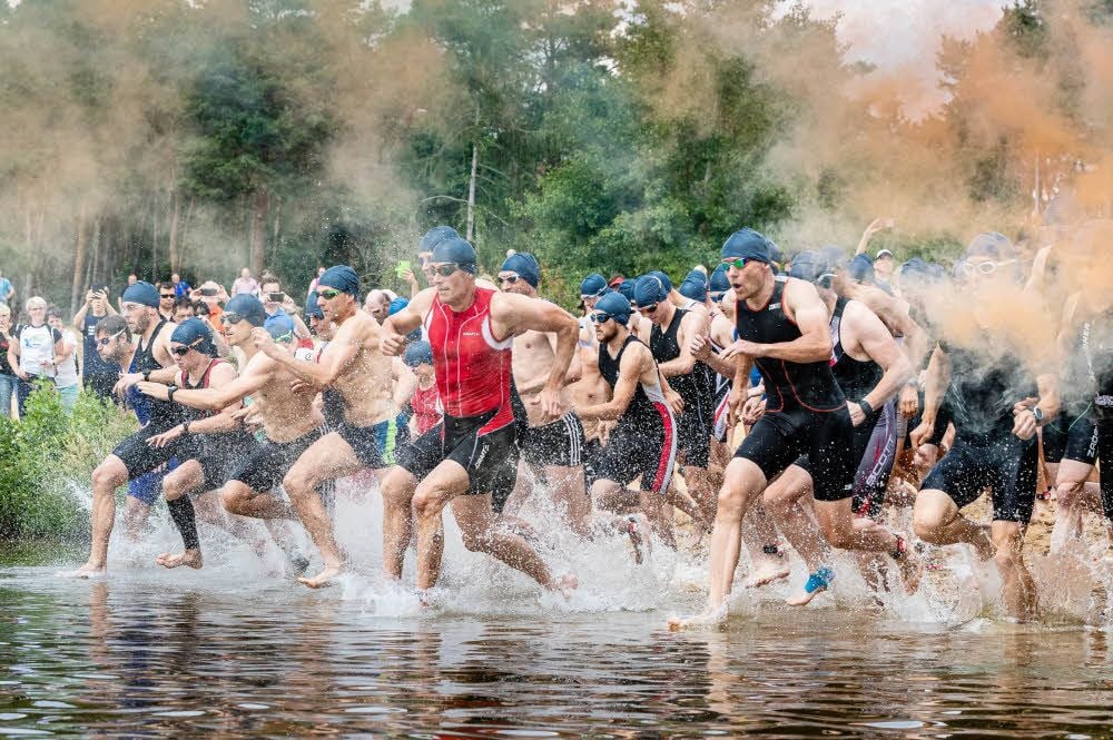 Das ist der Start zum Jedermann-Triathlon am Bergwitzsee mit einer Rekordteilnehmerzahl.