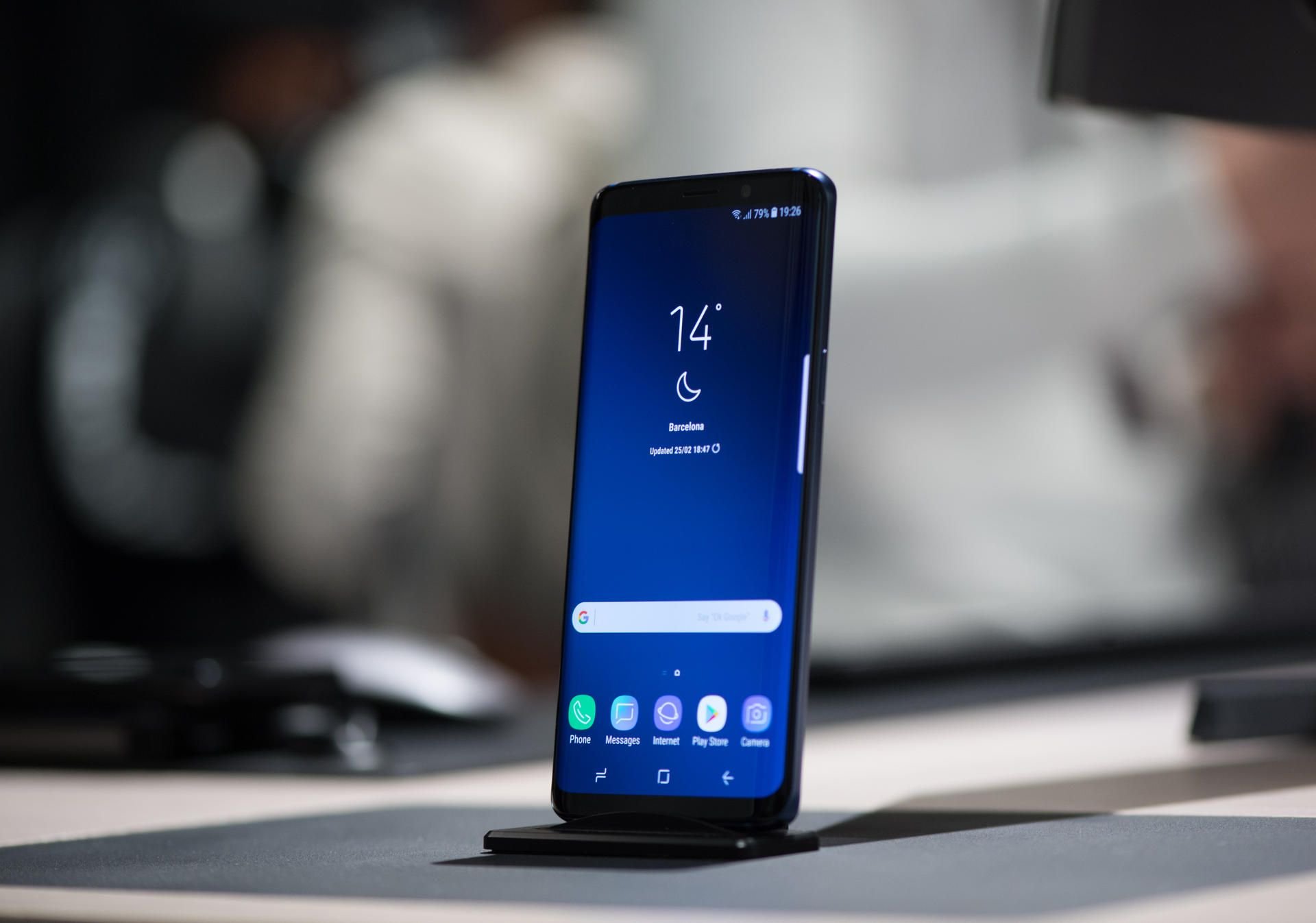 Das Samsung Galaxy S9 kommt am 16. März ab 850 Euro aufwärts in den Handel, für das etwas größere Galaxy S9+ werden rund 100 Euro mehr fällig.