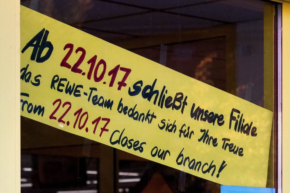 Manche, die dieses Schild nicht gesehen hatten, standen am Montag am Rewe-Markt vor verschlossenen Türen.