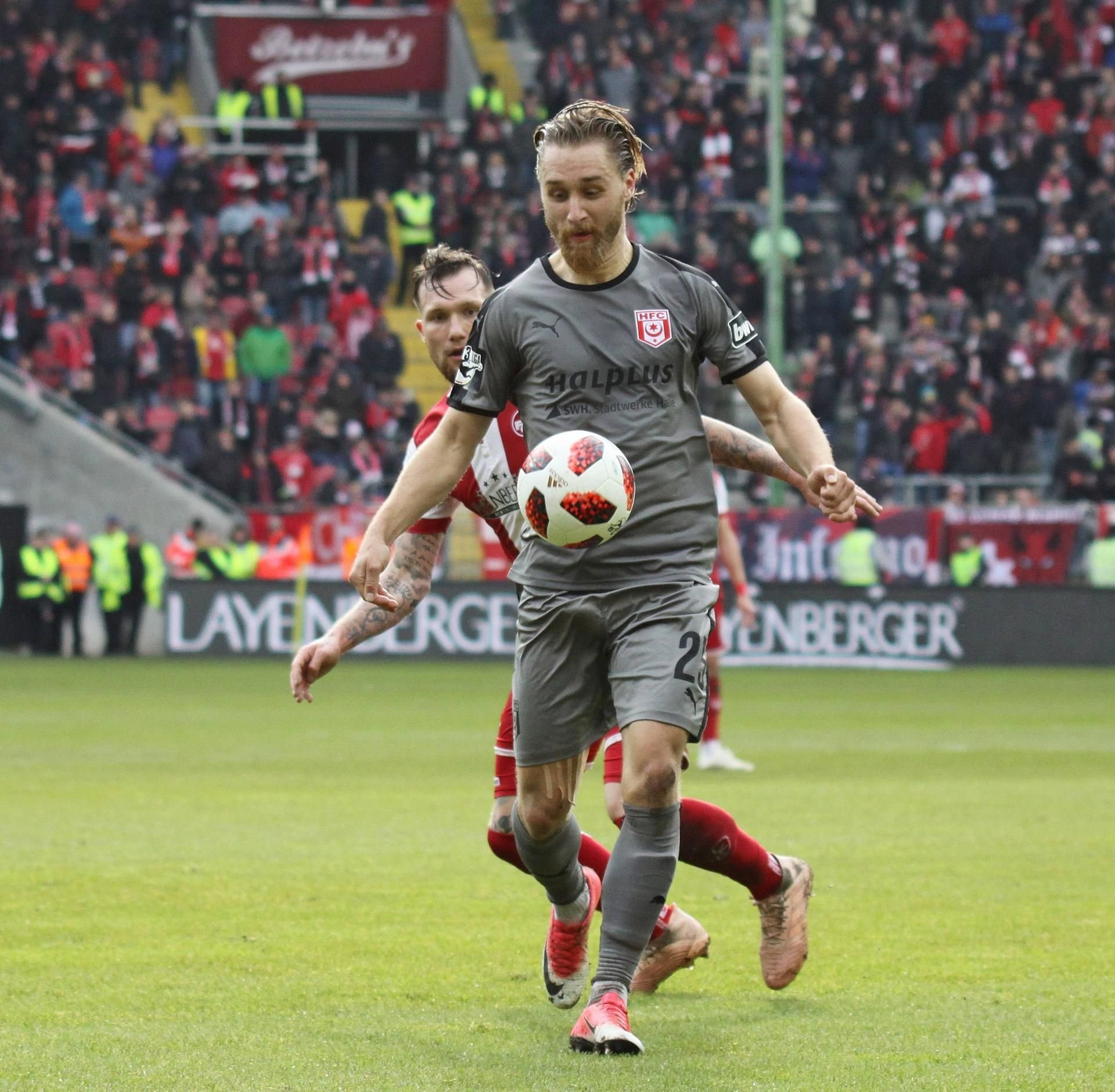 Vorteil Björn Jopek? Gegen Kaiserslautern stand der Mittelfeldspieler für Christian Tiffert in der HFC-Startelf.