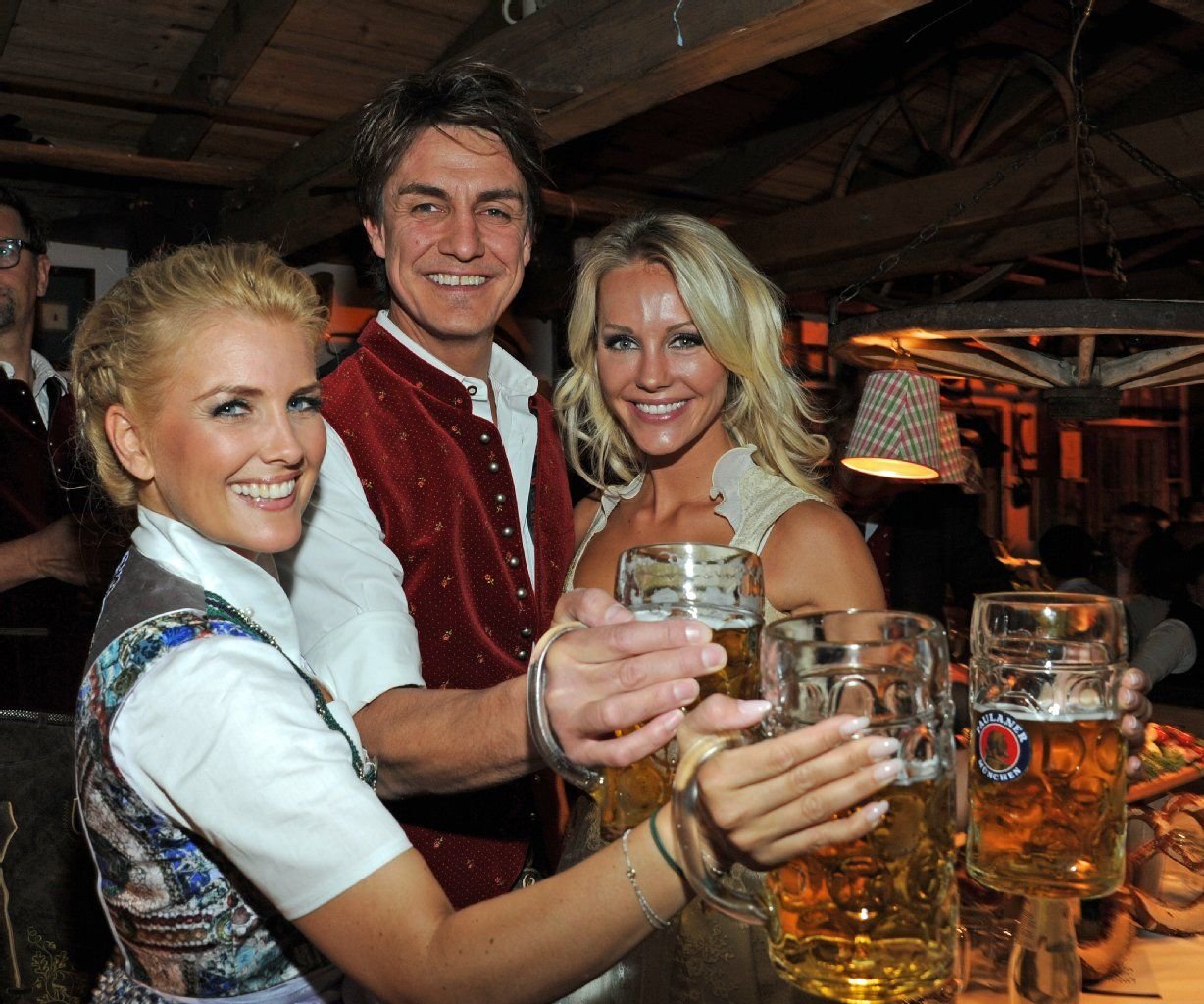 Jennifer Knäble (l), der Moderator Matze Knop und das Model Alena Gerber