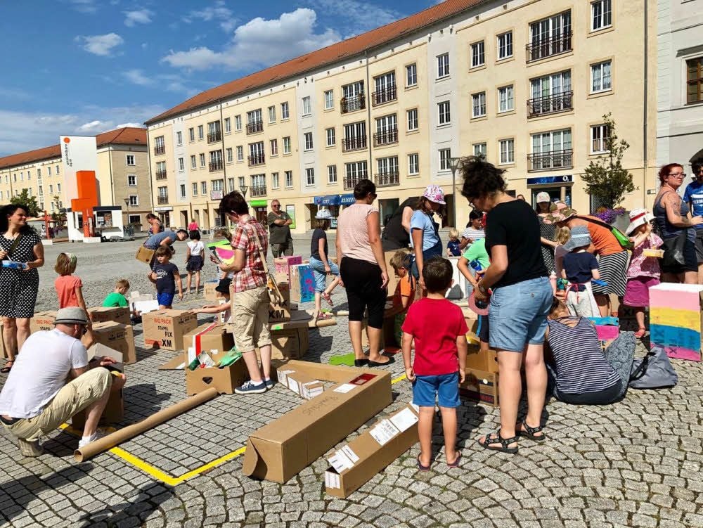 Auf der Papp-Baustelle herrscht reges Treiben.