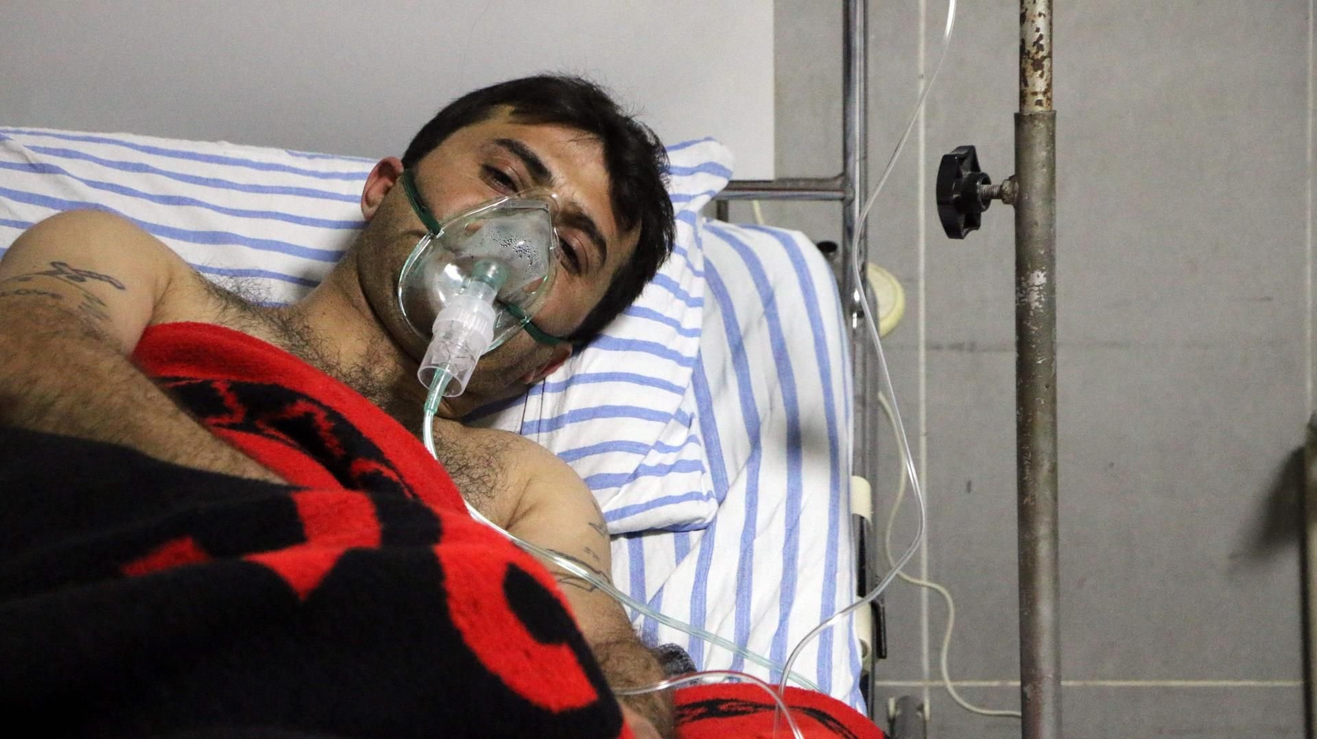 Ein syrischer Verletzter im Krankenhaus in Afrin wurde möglicherweise Opfer eines türkischen Giftgasangriffs.