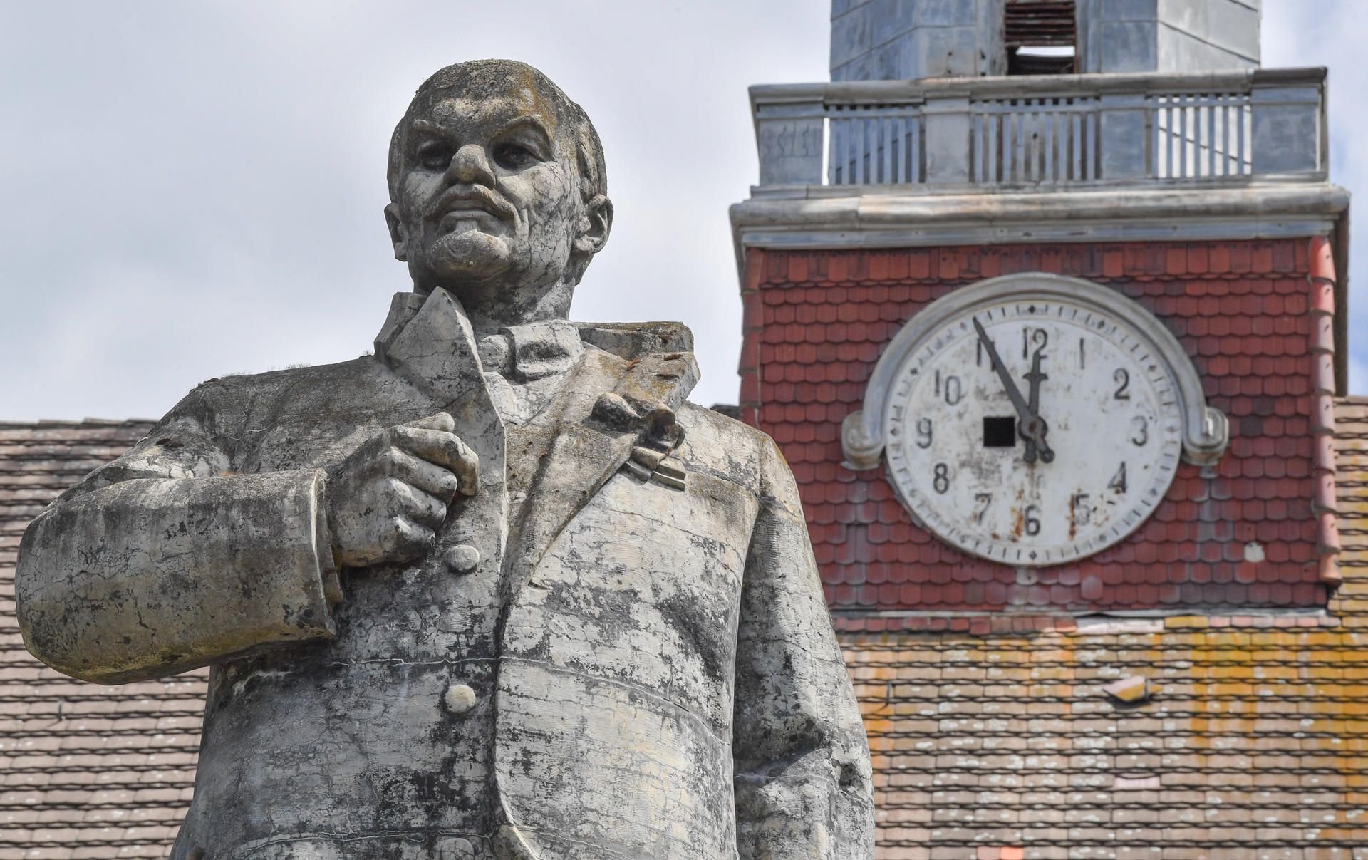 Wünsdorf: Ein Denkmal des sowjetischen Staatsführers Wladimir Iljitsch Uljanow Lenin steht auf einem ehemaligen Militärgelände vor dem Haus der Offiziere.