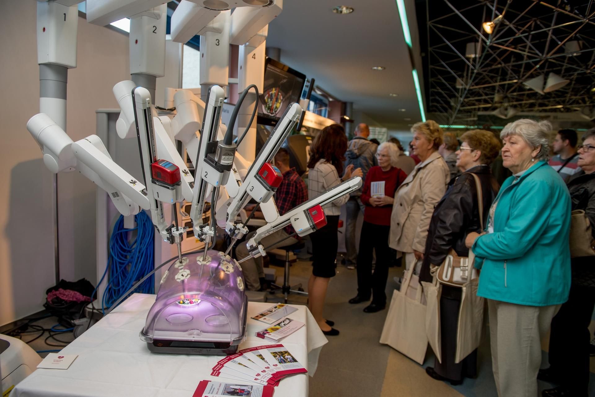 Auf der MZ-Gesundheitsmesse wurde ein OP-Roboter ausgestellt, welchen die Besucher auch selbst bedienen durften.