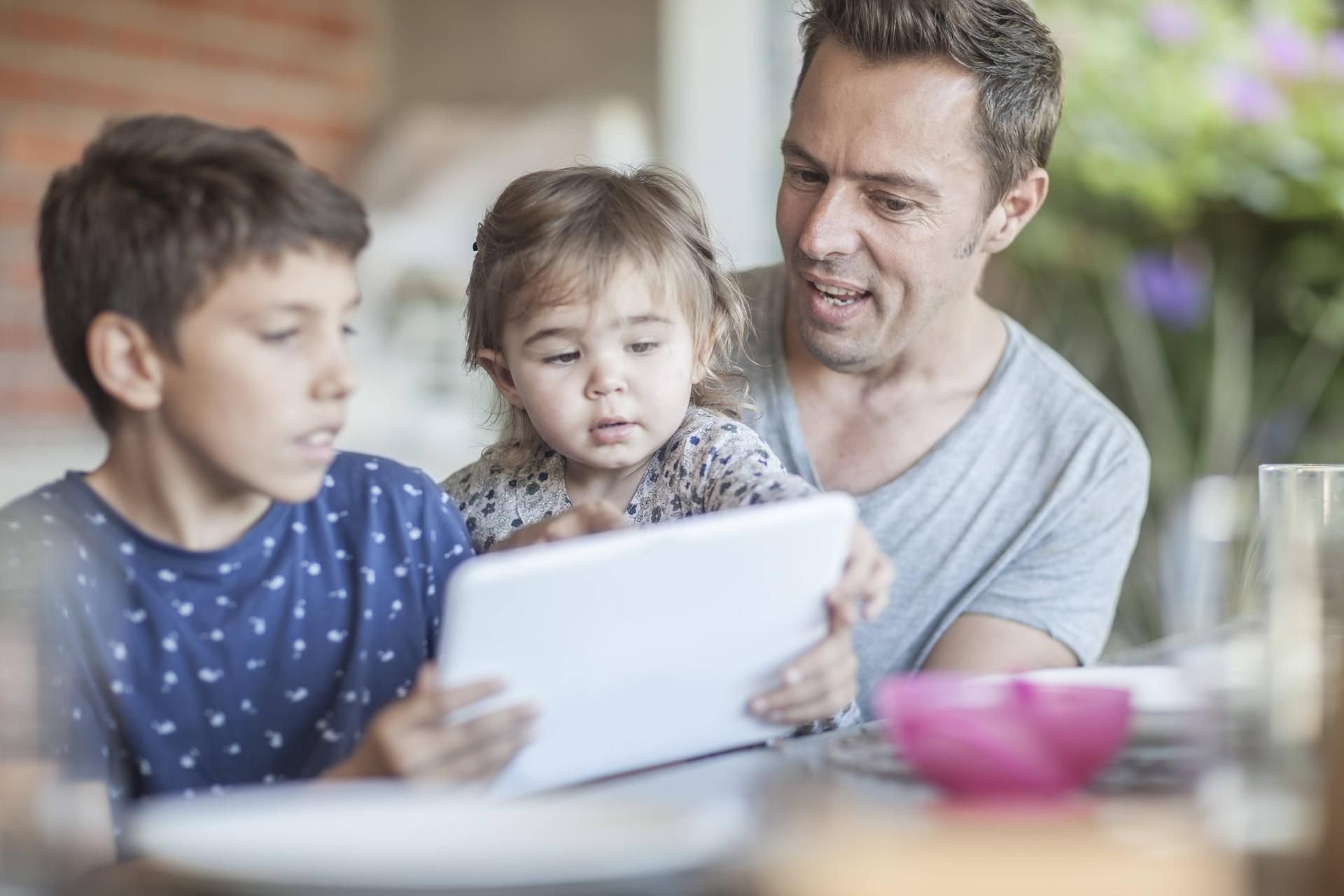 Bei den ersten Schritten in der digitalen Welt sollten Eltern ihre Kinder begleiten.