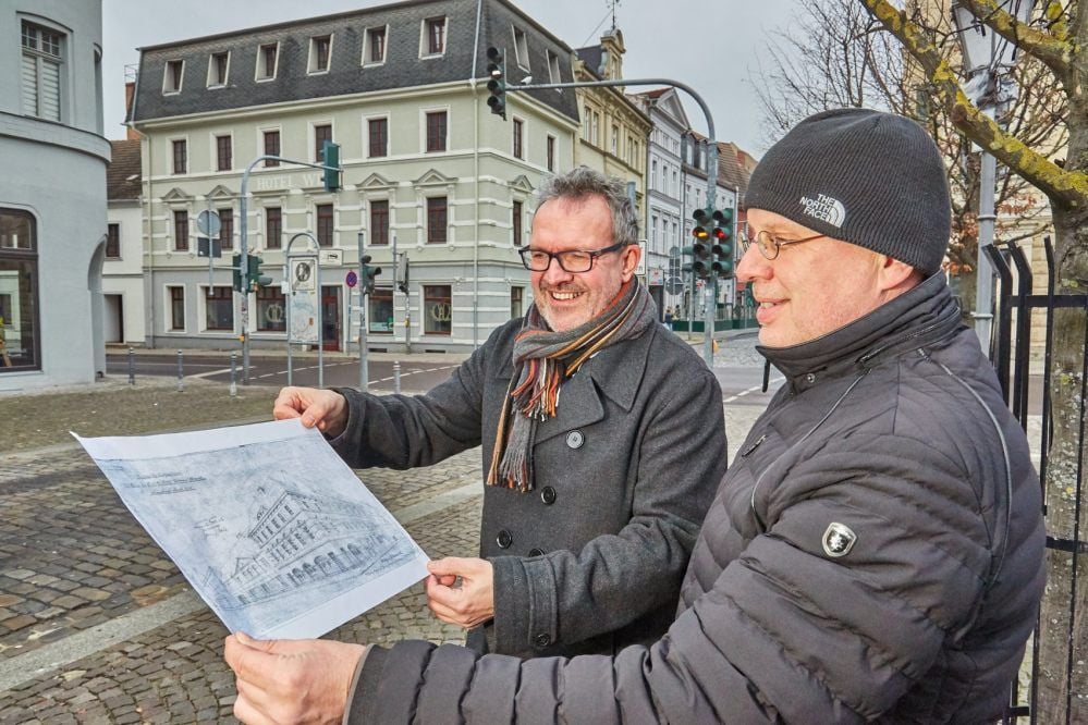 Bernburgs Baudezernent Holger Dittrich (links) und BWG-Geschäftsführer Holger Köhncke mit einer historischen Zeichnung, die als Vorbild für den denkmalgerechten Umbau des „Hotels Wien“ dient.