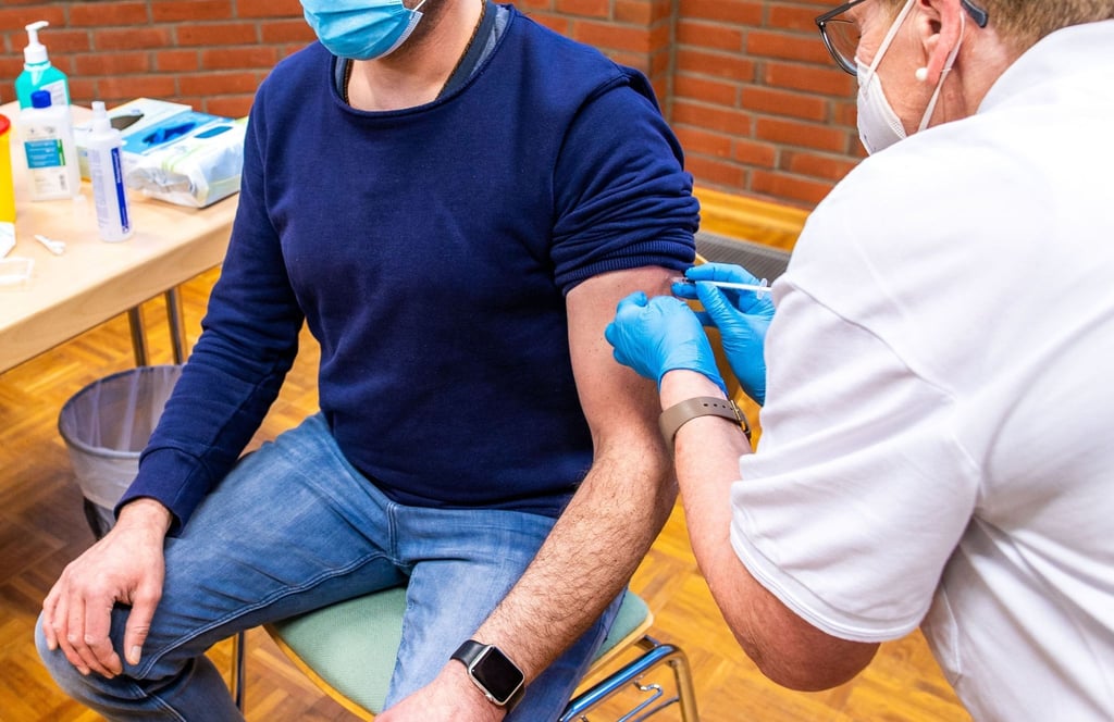 Ein Sportlehrer wird von einer Krankenschwester von einem mobilen Impfteam des DRK mit dem AstraZeneca-Impfstoff gegen Corona geimpft. (Archivbild)