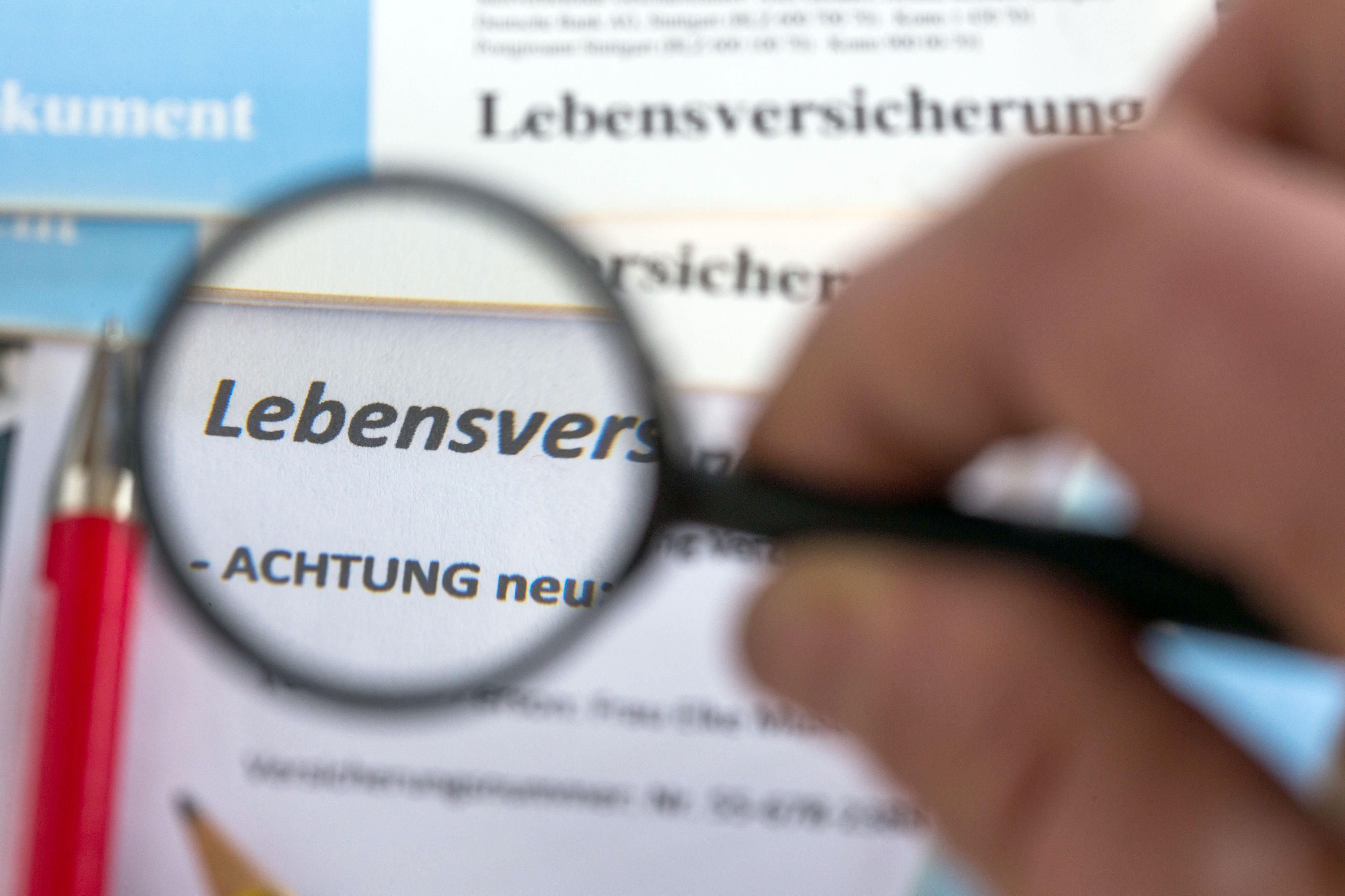 Üppige Zinsversprechen in der privaten Altersvorsorge bringen Lebensversicherungen in die Bredouille. Der Garantiezins für Neuverträge soll daher weiter runter.