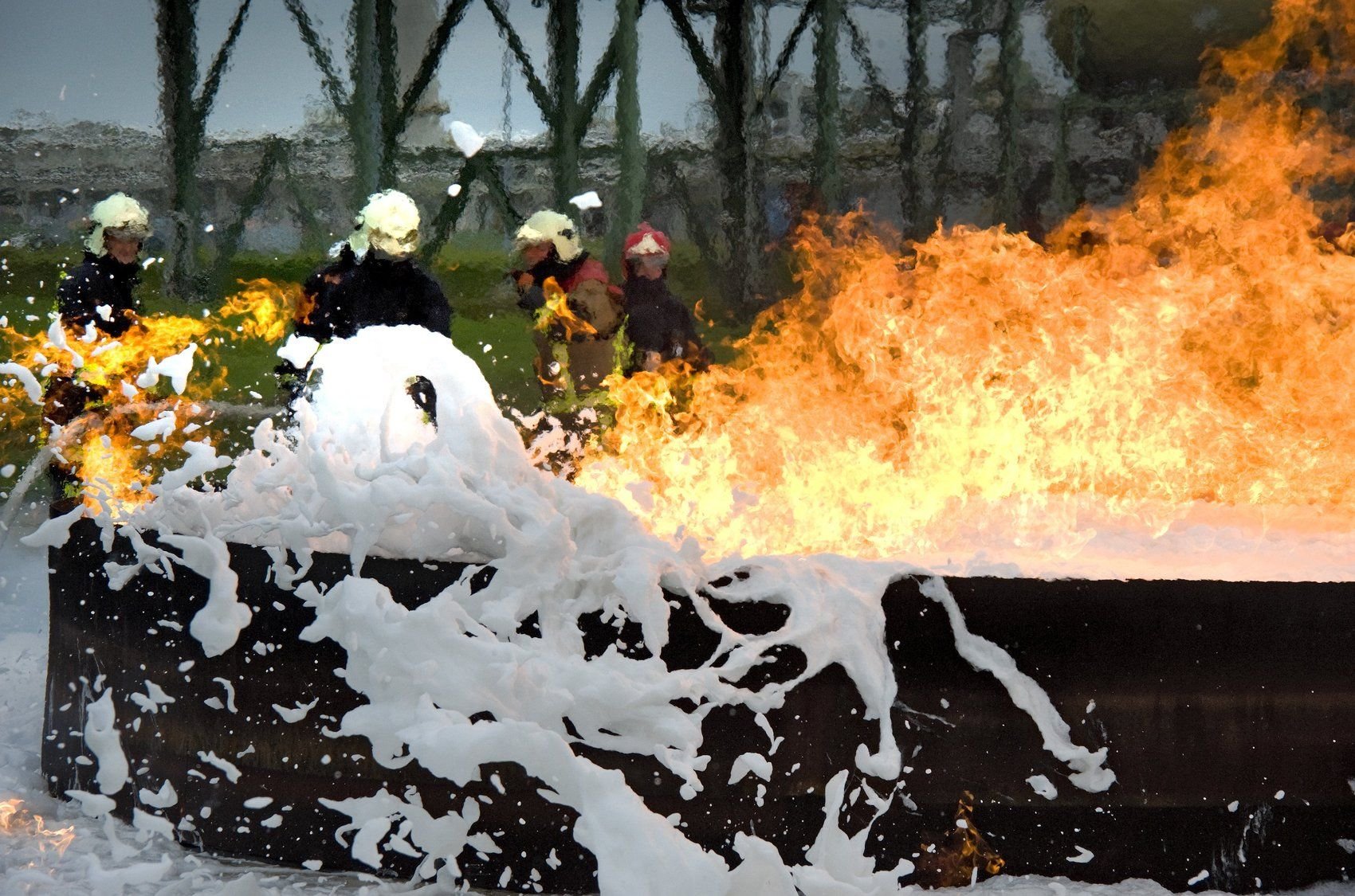 Übungen mit Feuerwehr und Personal sowie Investitionen in den Brandschutz sollen Katastrophen wie in Ludwigshafen in Leuna verhindern.