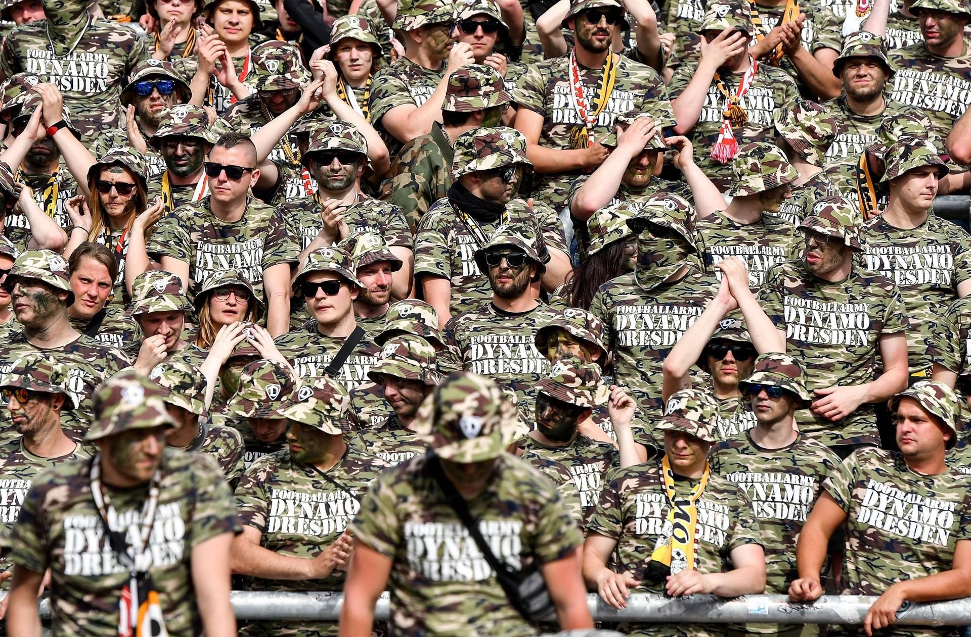 Im Mai 2015 waren die Dynamo-Fans in Flecktarn nach Karlsruhe gereist und hatten dort dem DFB symbolisch den Krieg erklärt.