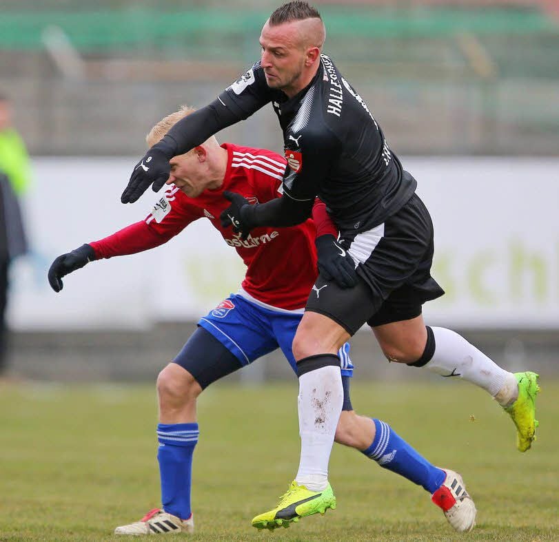 Toni Lindenhahn (r.) stoppt Hachings Star Sascha Bigalke.