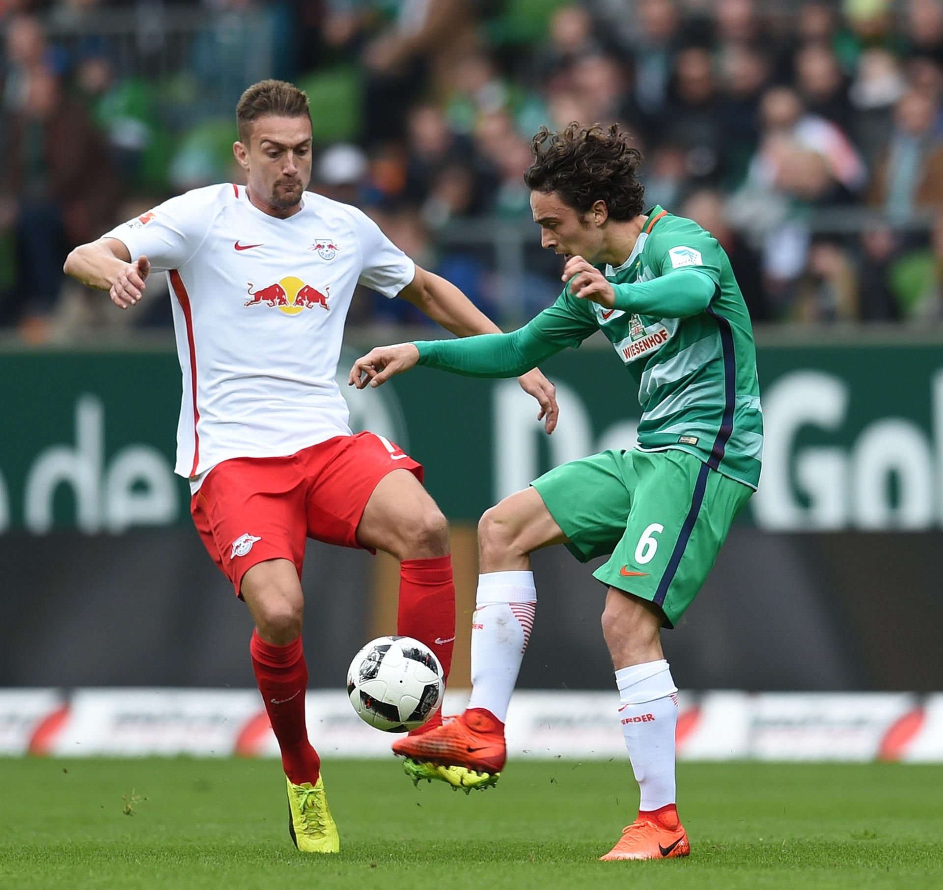 Stefan Ilsanker (l.) ist fit für das Heimspiel gegen Werder Bremen.