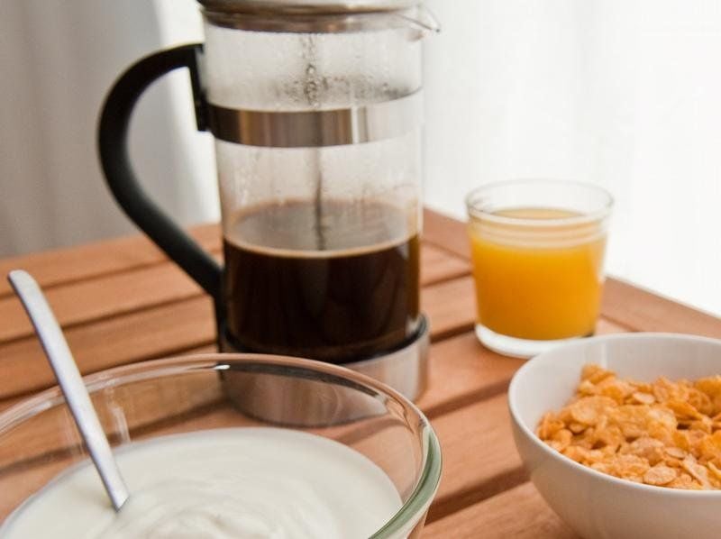 Ohne reichhaltiges Frühstück machen wir schnell schlapp und greifen im Laufe des Tages garantiert zu ungesunden Snacks.