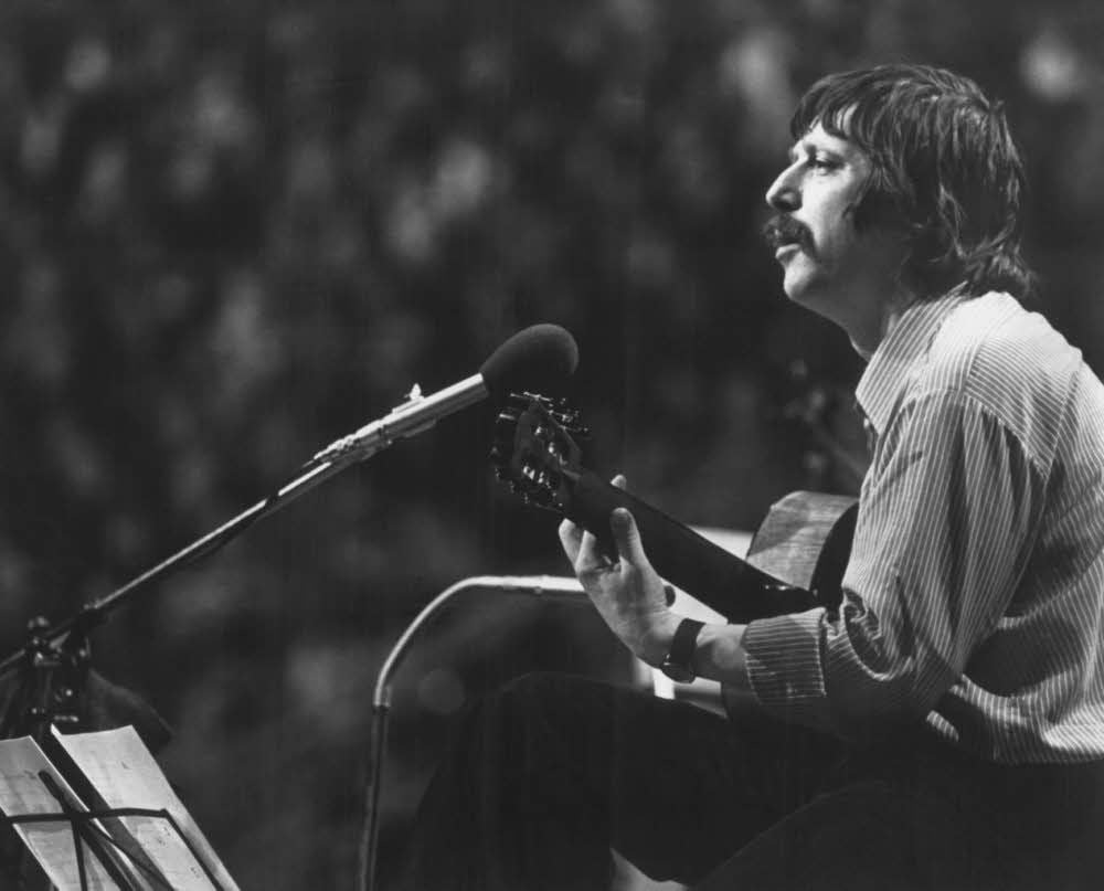 Wolf Biermann am 13. November 1976 in der Kölner Sporthalle.