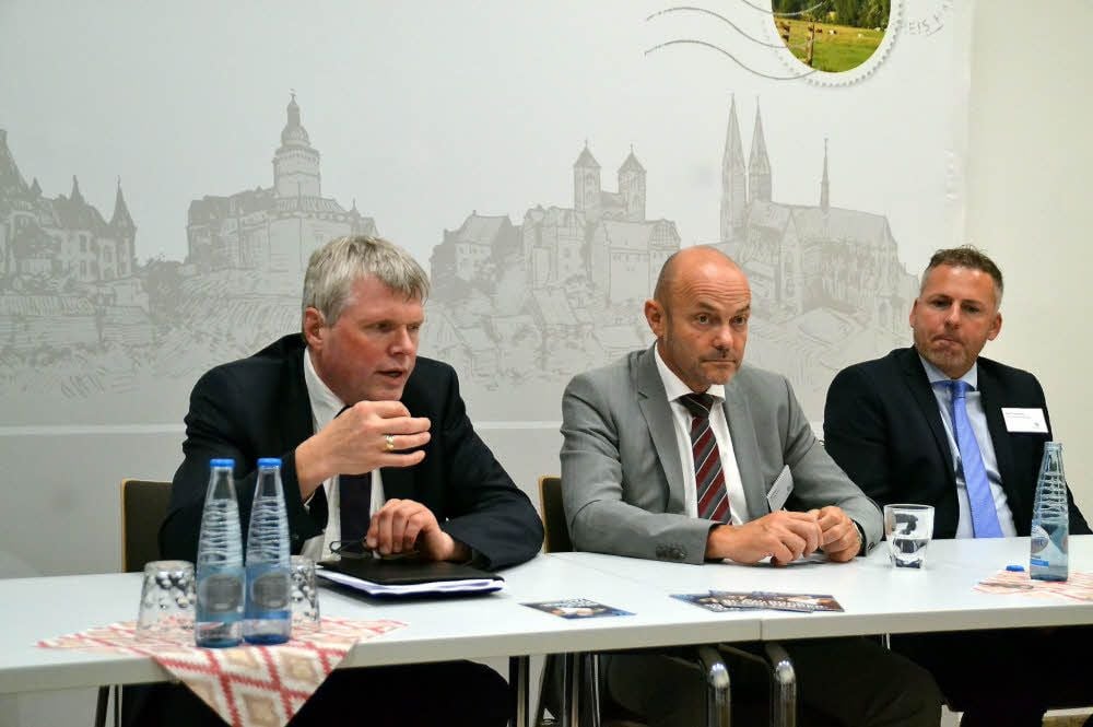 Landrat Martin Skiebe (von links), Ralf Grimpe (IHK-Geschäftsstelle Wernigerode) und Björn Rosenberg (HKK Hotel) bei der Vorstellung.