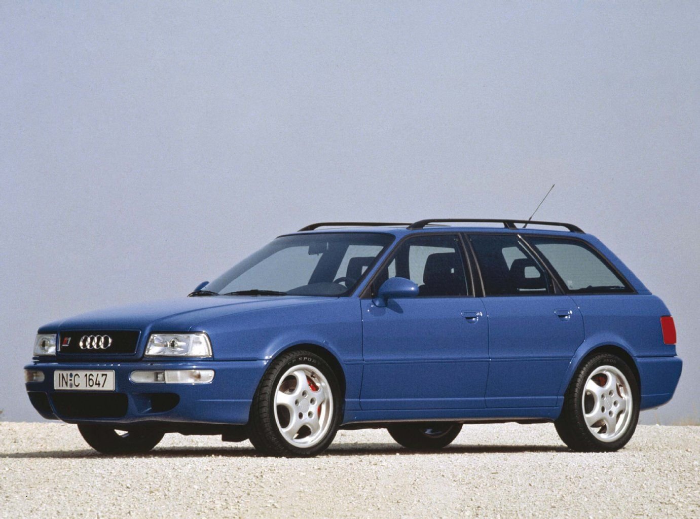 Kultverdächtig ist der RS2, den Audi 1994 auf den Markt gebracht hat. Der Sportkombi ist in Kooperation mit Porsche entstanden.