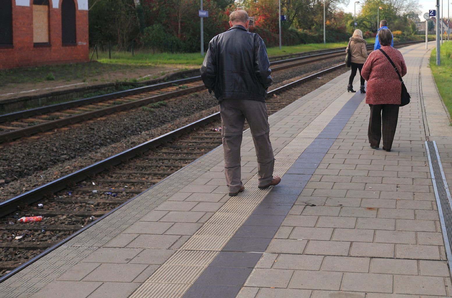 Reisende warten auf der Strecke zwischen Magdeburg und Erfurt im Bahnhof in Eickendorf (Sachsen-Anhalt) auf einen Zug.
