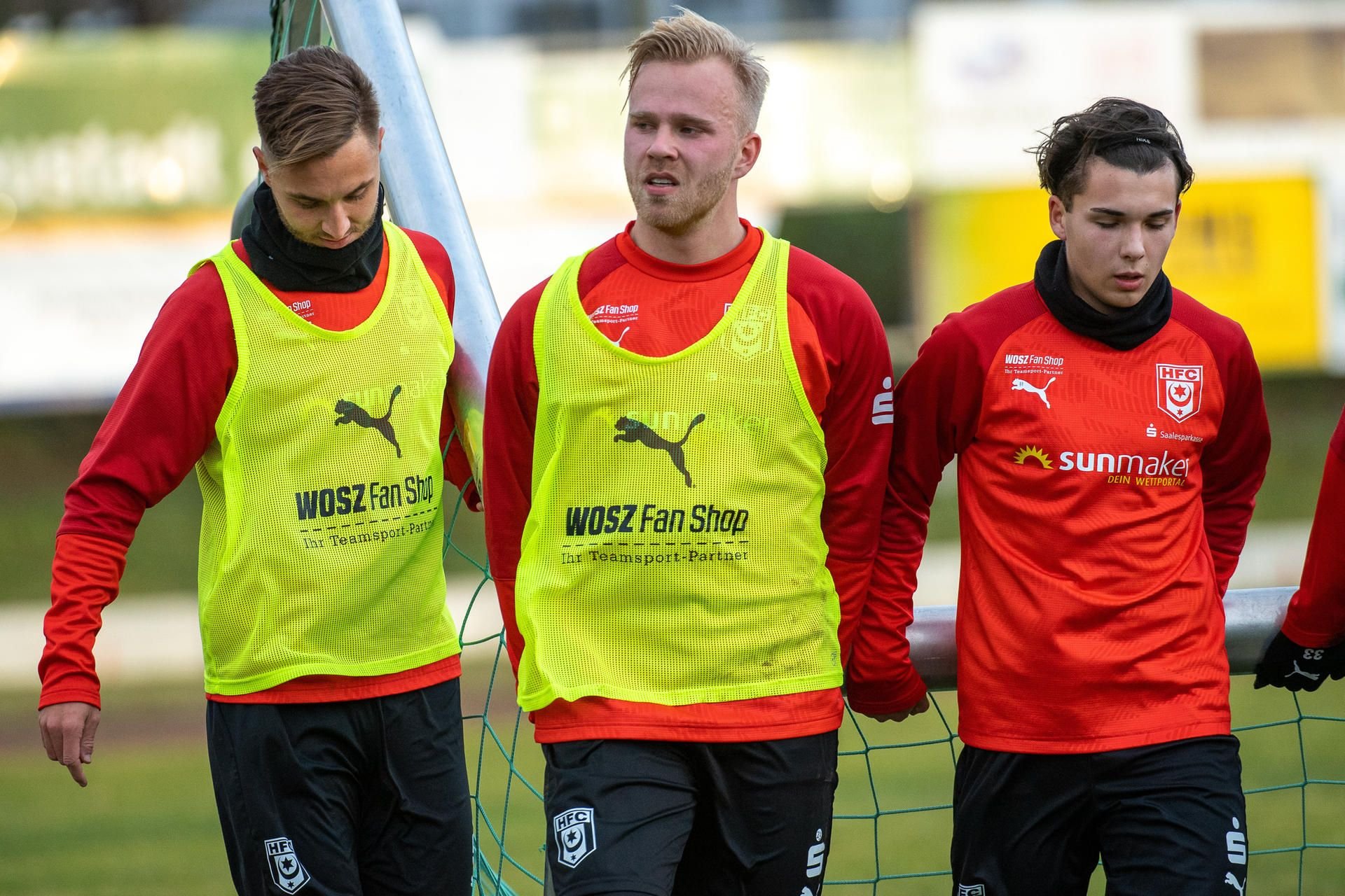 Marcel Hilßner (M.) bringt sich beim ersten HFC-Training als Tor-Träger ein.