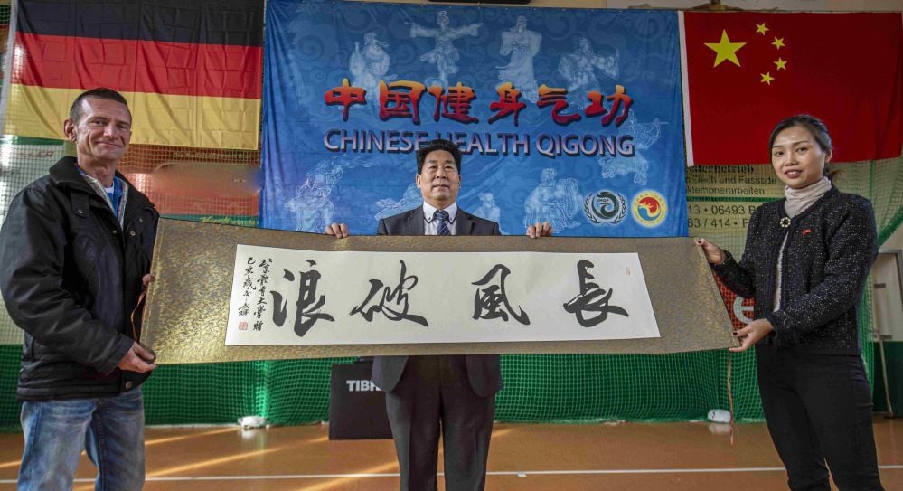 BAL-Chef Jan Lämmerhirt, Investor Fu Genyou und Wang Yan Pin von der Sportuniversität Peking (v.l.n.r.) in der Sporthalle auf dem Ziegenberg.