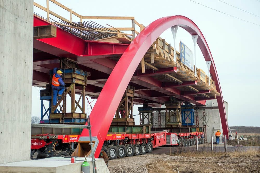 Passt: Die neue Brücke über die B100 wurde am Wochenende eingesetzt. Sie ist ein weiterer Baustein für Halles Ostumfahrung.