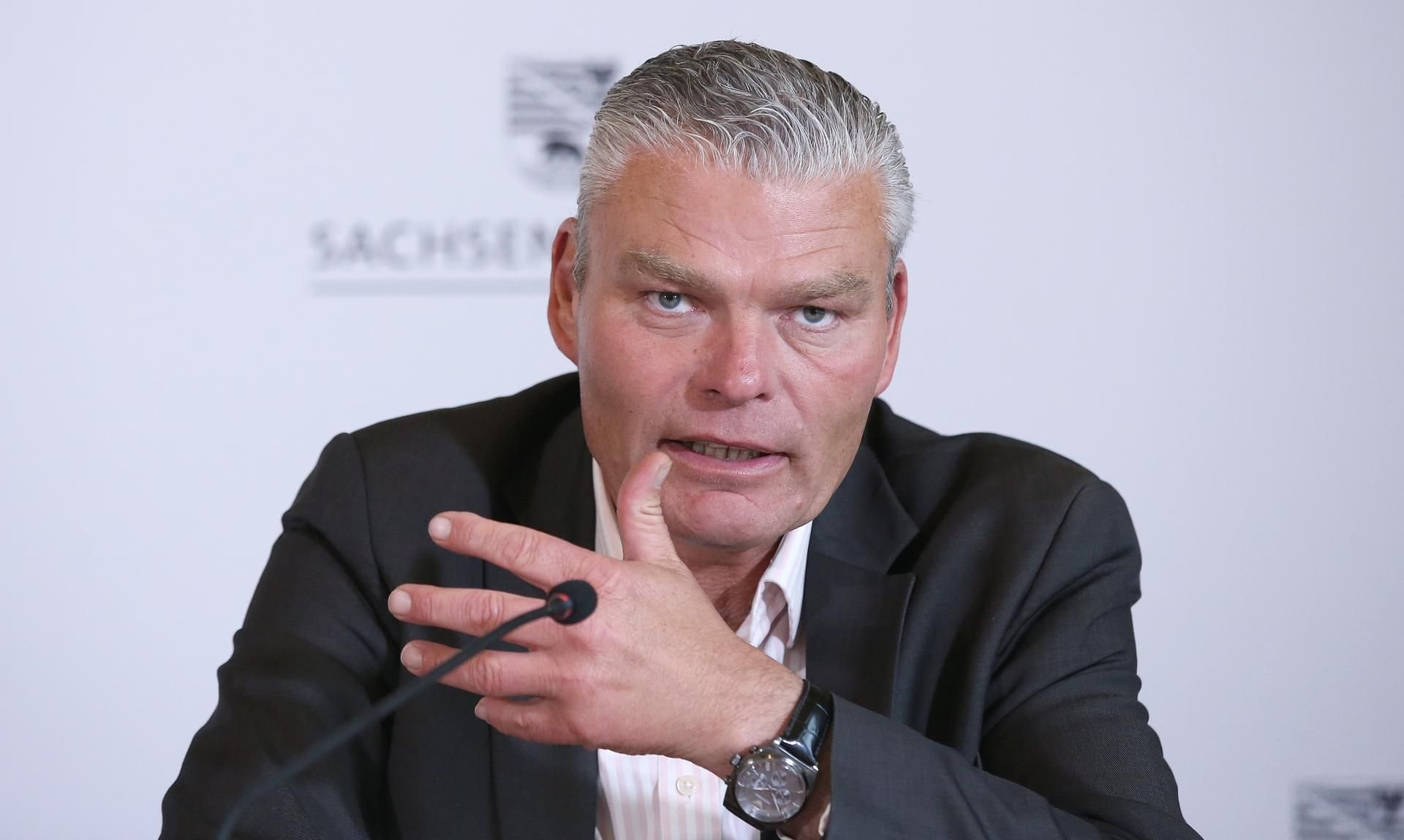 Der Zentralrat der Juden fordert die Absetzung von Holger Stahlknecht als Innenminister von Sachsen-Anhalt.