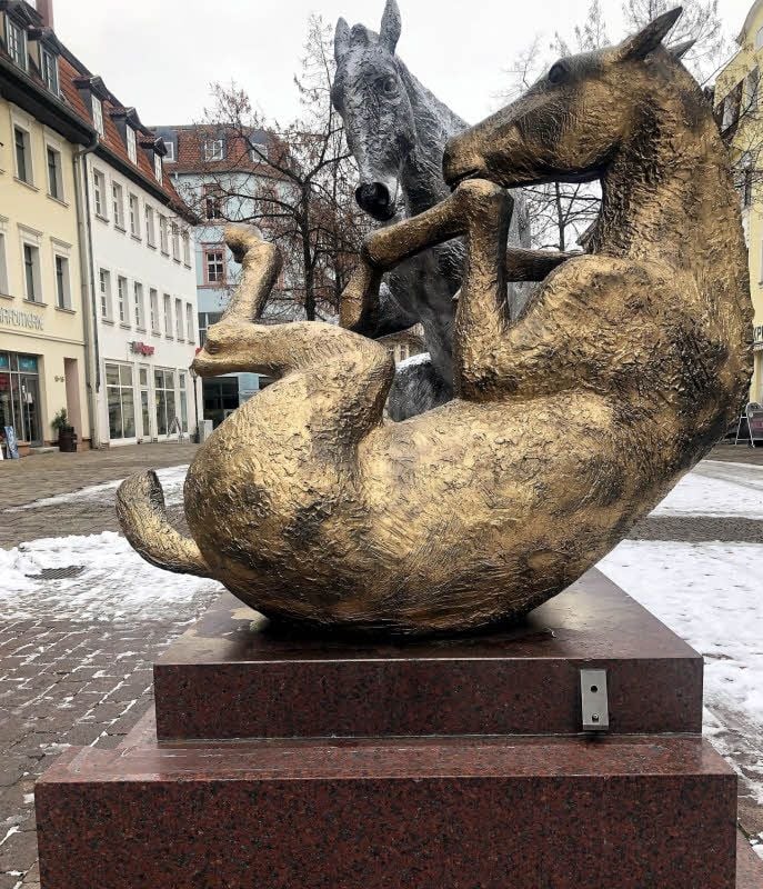 Die Farbe auf den Rössern kommt weg. Die Stadt erteilt noch in dieser Woche den entsprechenden Auftrag.