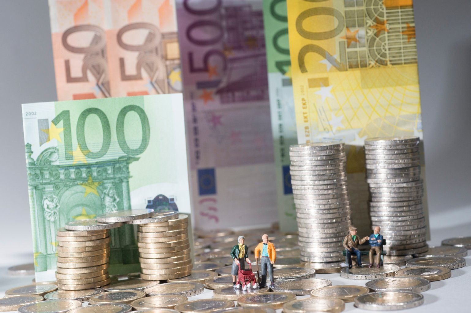 Einige Ökonomen warnen seit Jahren vor den Folgen der mickrigen Zinsen für deutsche Sparer. Gar von schleichender Enteignung war schon die Rede. Die Bundesbank beruhigt: Es gebe wenig Anlass für solche Befürchtungen.