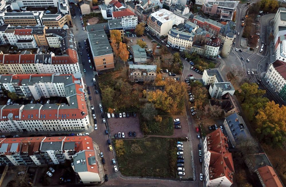 Aus der Vogelperspektive ist die Freifläche im Charlottenviertel gut zu sehen. Bis auf vier Grundstücke gehört jetzt alles der Stadtbau AG.