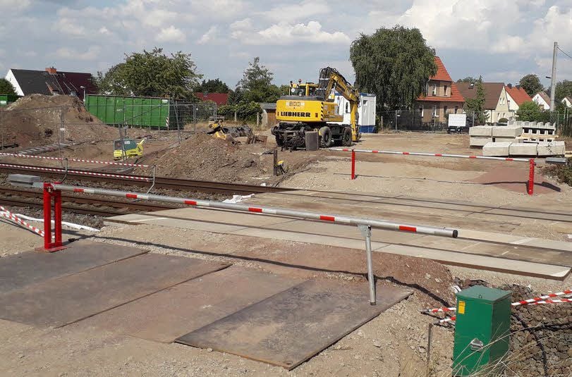 Blickrichtung Heinrich-Peus-Straße: Hier entsteht der Übergang für Fußgänger und Radfahrer. Im Bild ist nur ein Provisorium zu sehen.