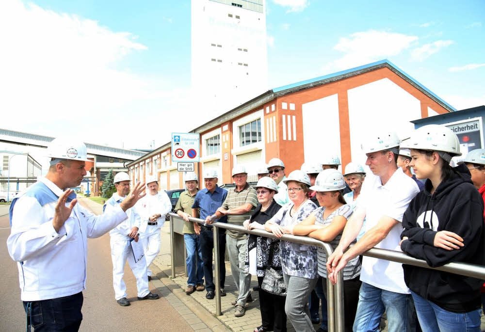 Stefan Mutz begrüßte die Besucher und führte sie über Tage durch das Salzbergwerk Bernburg.