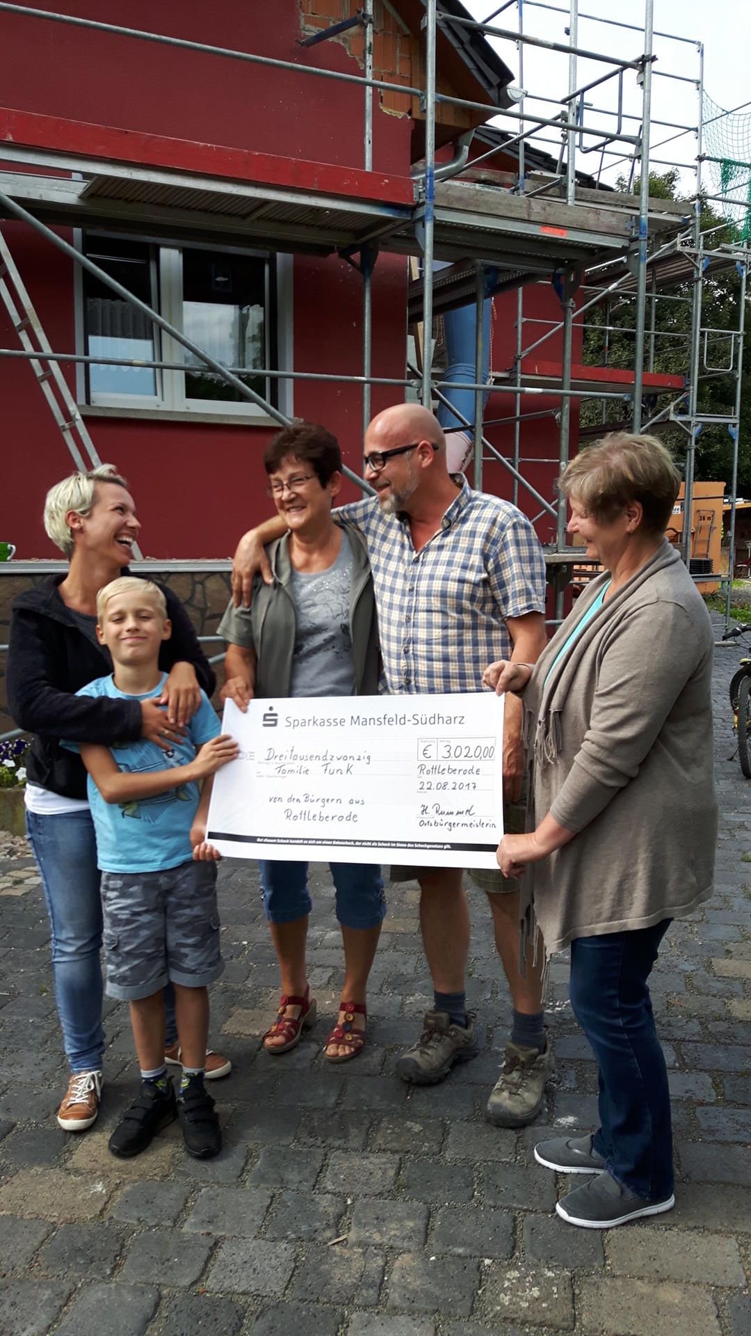 Ortsbürgermeisterin Helga Rummel (r.) übergibt den Scheck der Spendenaktion an Jasmine, Fritz, Christine und Sascha Funk (v.l.).