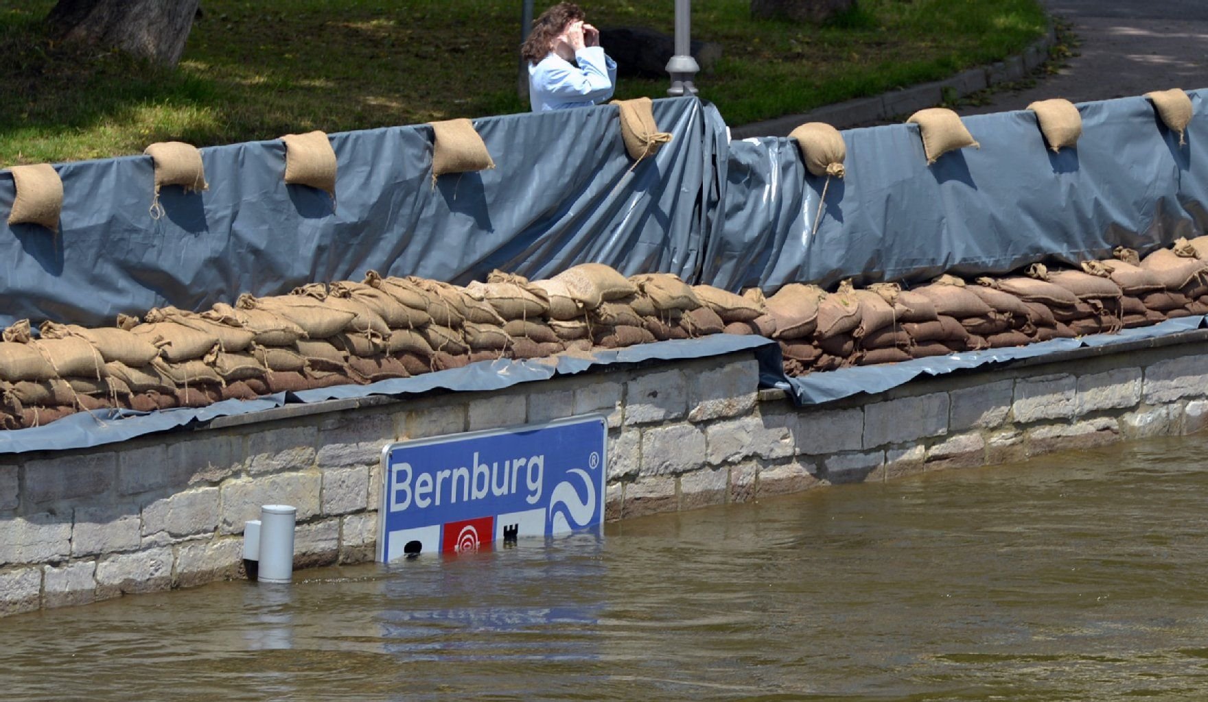 Sandsäcke im Zentrum von Bernburg auf einer Mauer am Ufer der Saale. Das Hochwasser der Saale hat sich aus der Stadt weitestgehend zurückgezogen.