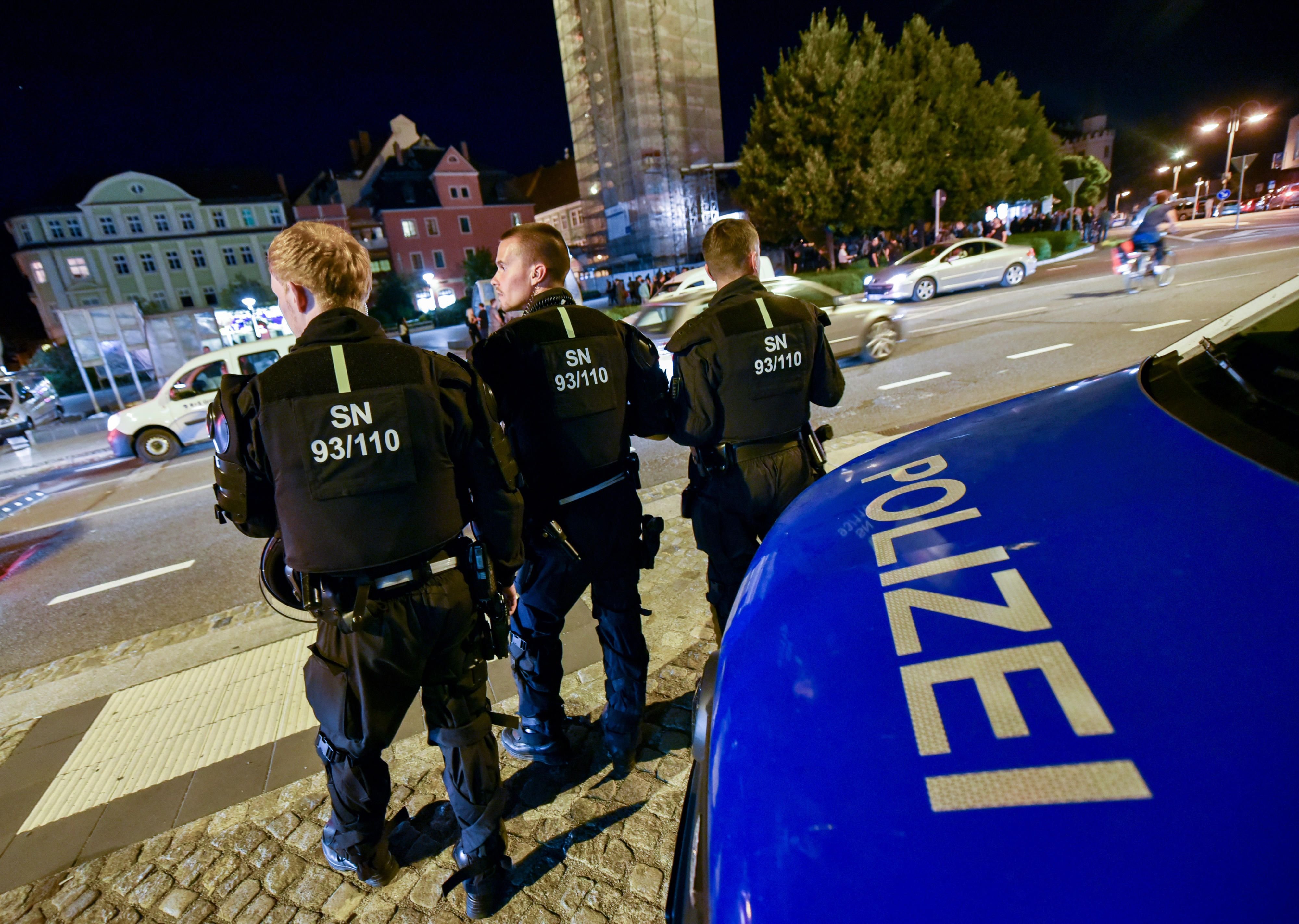 Polizeibeamte sichern die Lage in Bautzen (Sachsen) auf der "Platte", dem Kornmarkt.