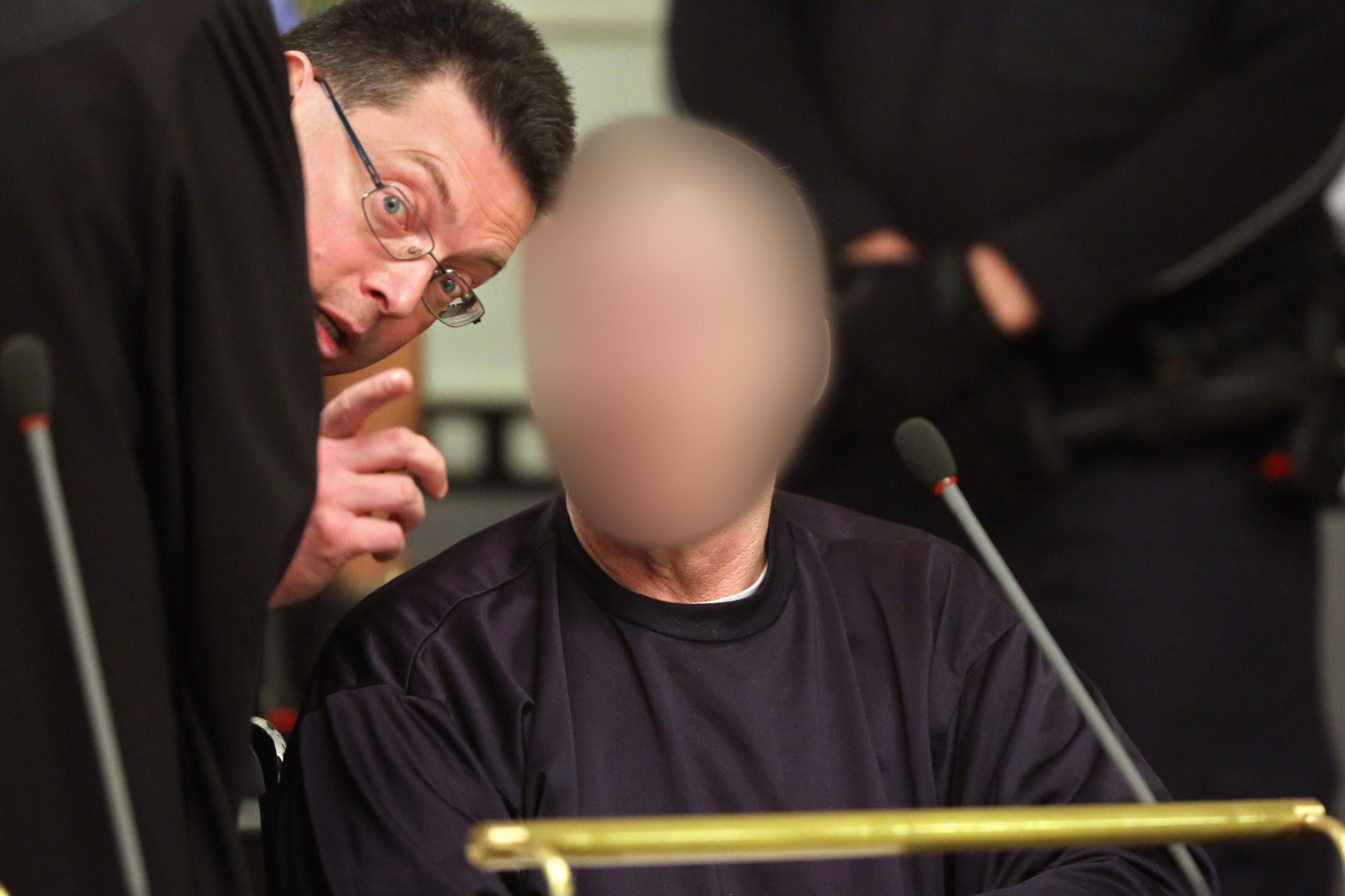 Der Angeklagte Helmut S. (r.) spricht vor dem Prozessauftakt im Fall „Wunderlich" mit seinem Anwalt.