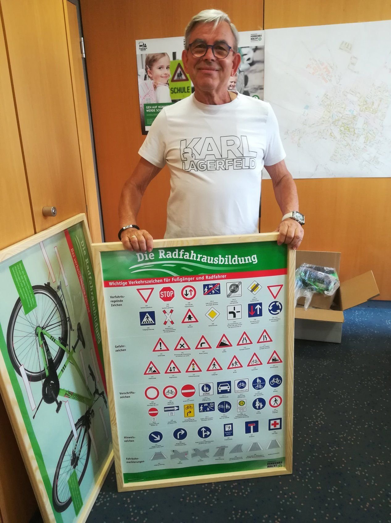 Rainer Ripala, neuer Geschäftsführer der Verkehrswacht in Aschersleben, zeigt eine neue Schautafel für Radfahrer.