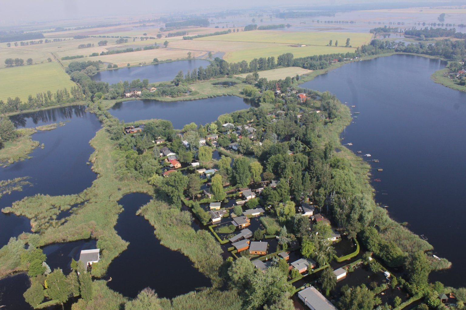 Das Naherholungsgebiet rund um den Löbitzsee bei Aken am 19. Juni nach dem Hochwasser