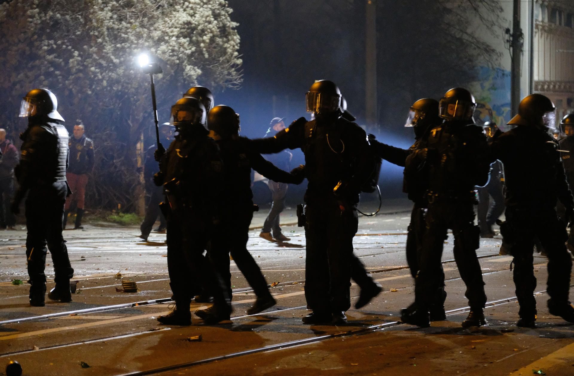 Beim Einsatz in der Silvesternacht wurde ein Polizist bei einem Angriff verletzt. Eine Notoperation hat es jedoch nie gegeben, gab die Polizei jetzt zu.