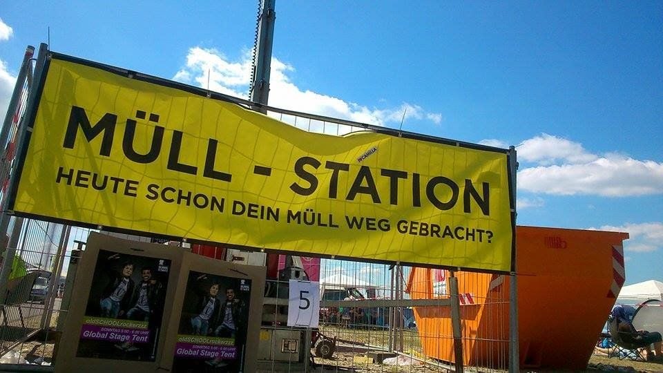 Kaum zu übersehen - die Müllcontainer auf dem Festivalgelände.