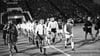Da war die Welt für Chemie Halle noch in Ordnung: Die Teams aus Halle und Eindhoven laufen im Kurt-Wabbel-Stadion zum Hinspiel im Europapokal ein, die Partien endet 0:0.