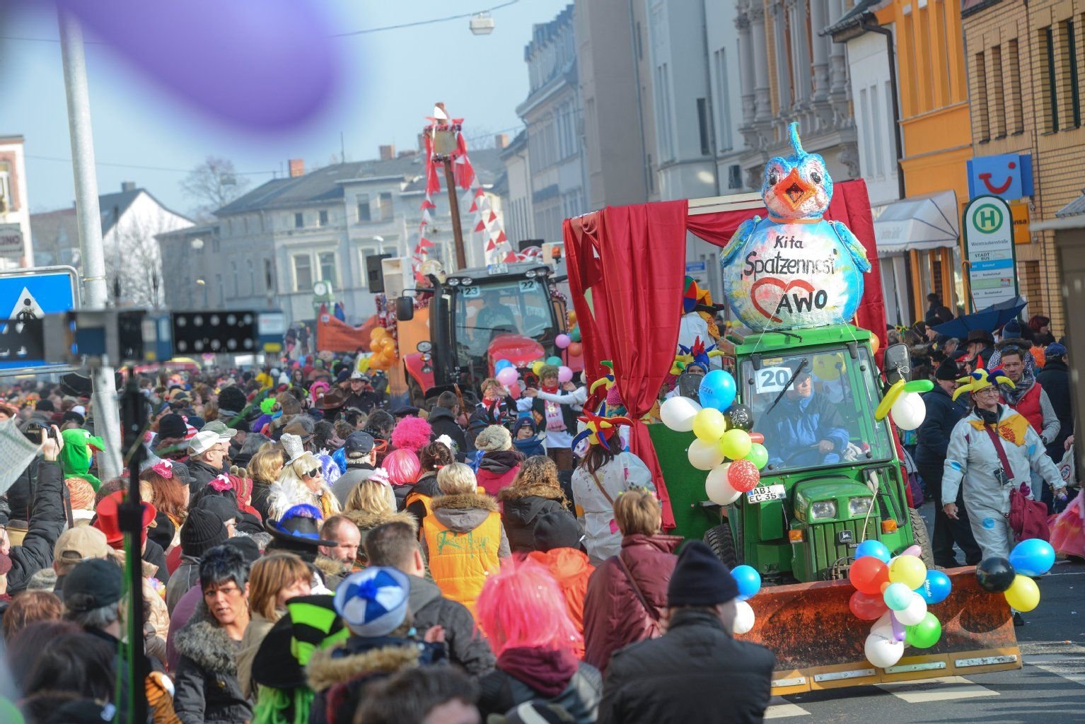 Der Straßenkarneval lockt in der Regel viele Feiernde an.