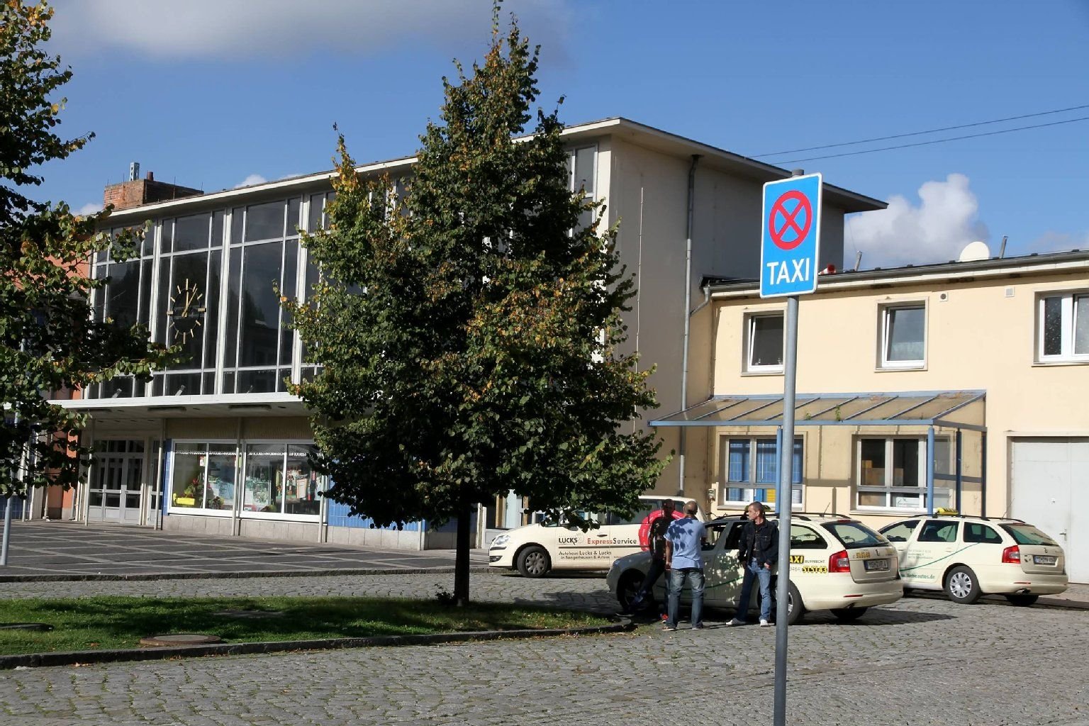 Am Bahnhof in Sangerhausen warten Taxifahrer auf Kunden.