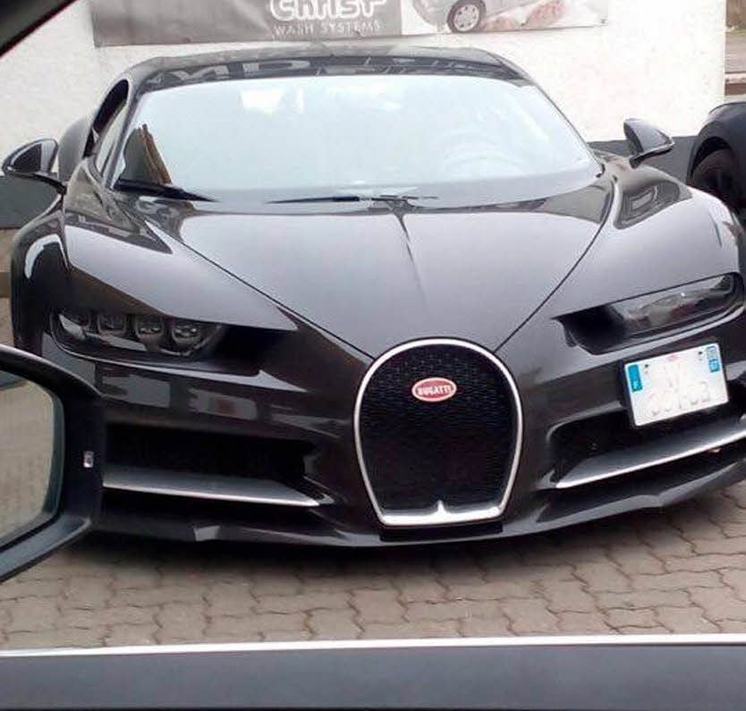 Aus dem Autofenster heraus hat Roland Metze den Bugatti Chiron fotografiert. Der stand an der Hoymer Tankstelle.