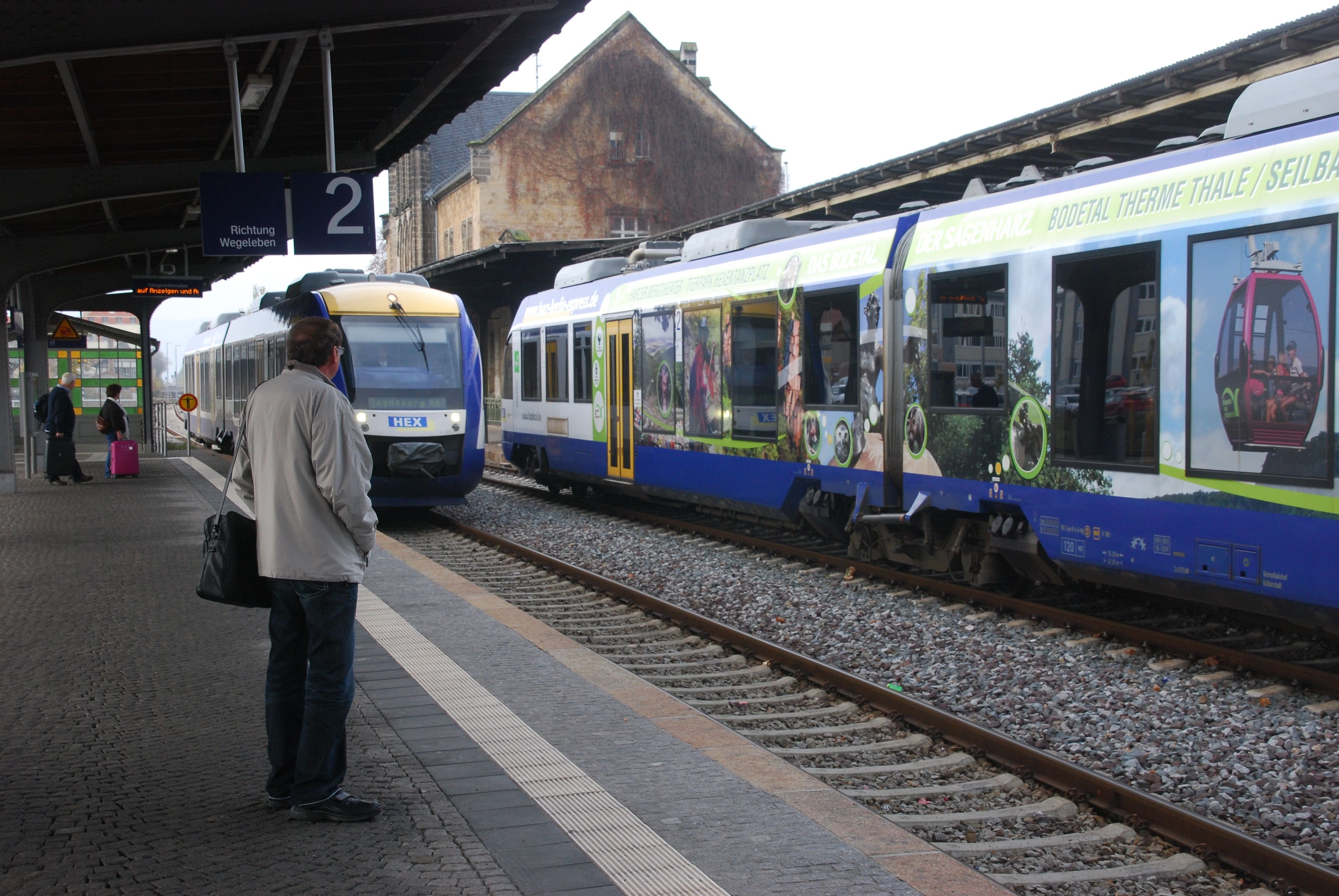 Zwei Züge des „Harz-Elbe-Express" stehen auf dem Bahnhof in Quedlinburg.