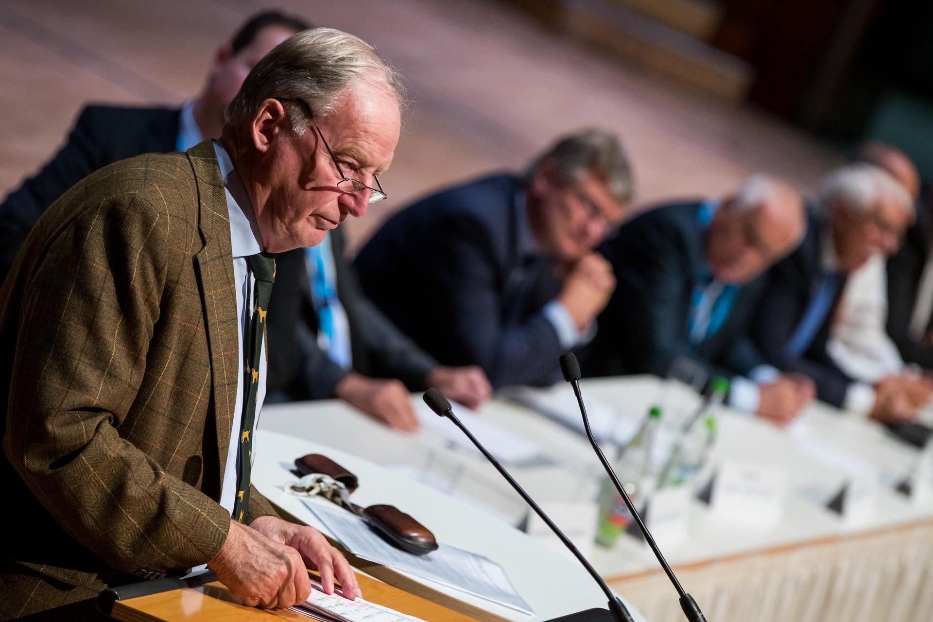 Der AfD-Spitzenkandidat für die Bundestagswahl 2017, Alexander Gauland (l), spricht am 09.09.2017 in der Meistersingerhalle in Nürnberg.