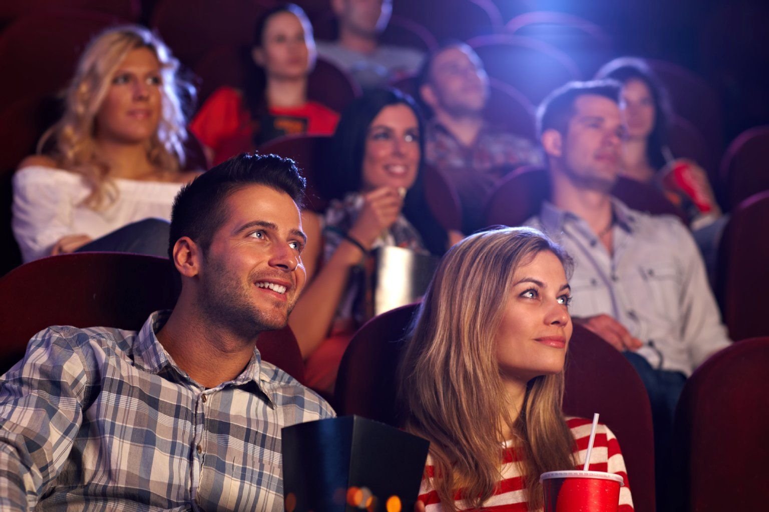 Snacks und Getränke sind im Kino meistens nicht billig – allerdings darf ein Kino selbst mitgebrachte Speisen und Drinks verbieten.