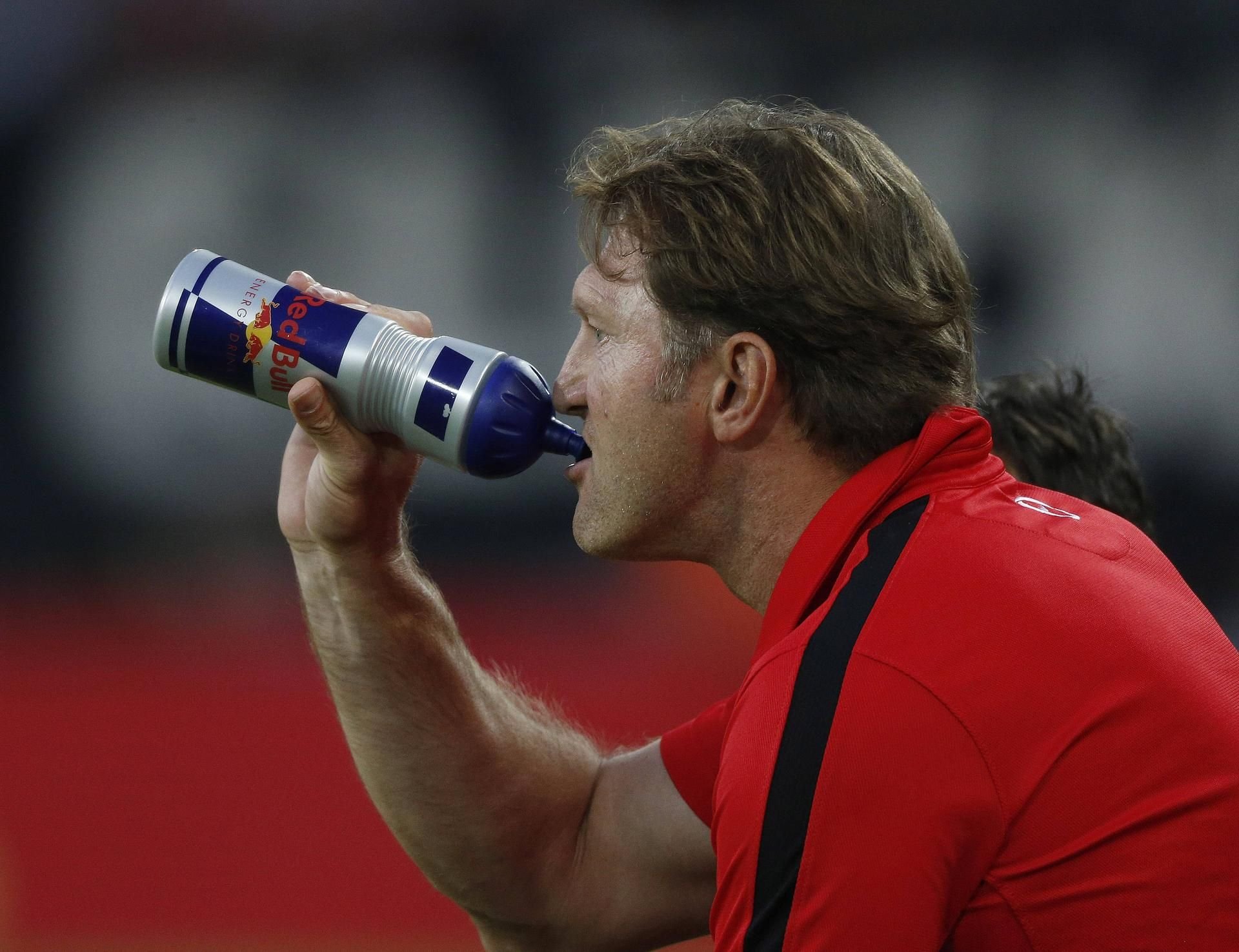 Sport trifft Sponsoring: RBL-Trainer RalphHasenhüttl nimmt einen Schluck aus der Red-Bull-Flasche.