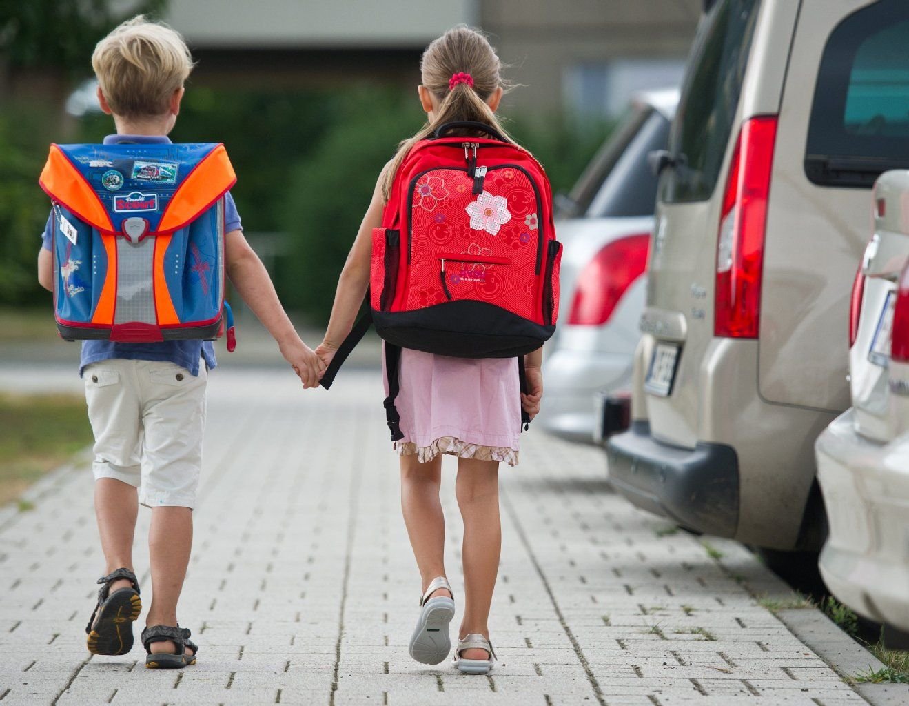 Kinder sind im Straßenverkehr besonders gefährdet. Eltern lassen sich daher immer wieder Dinge einfallen, um sie zu schützen.