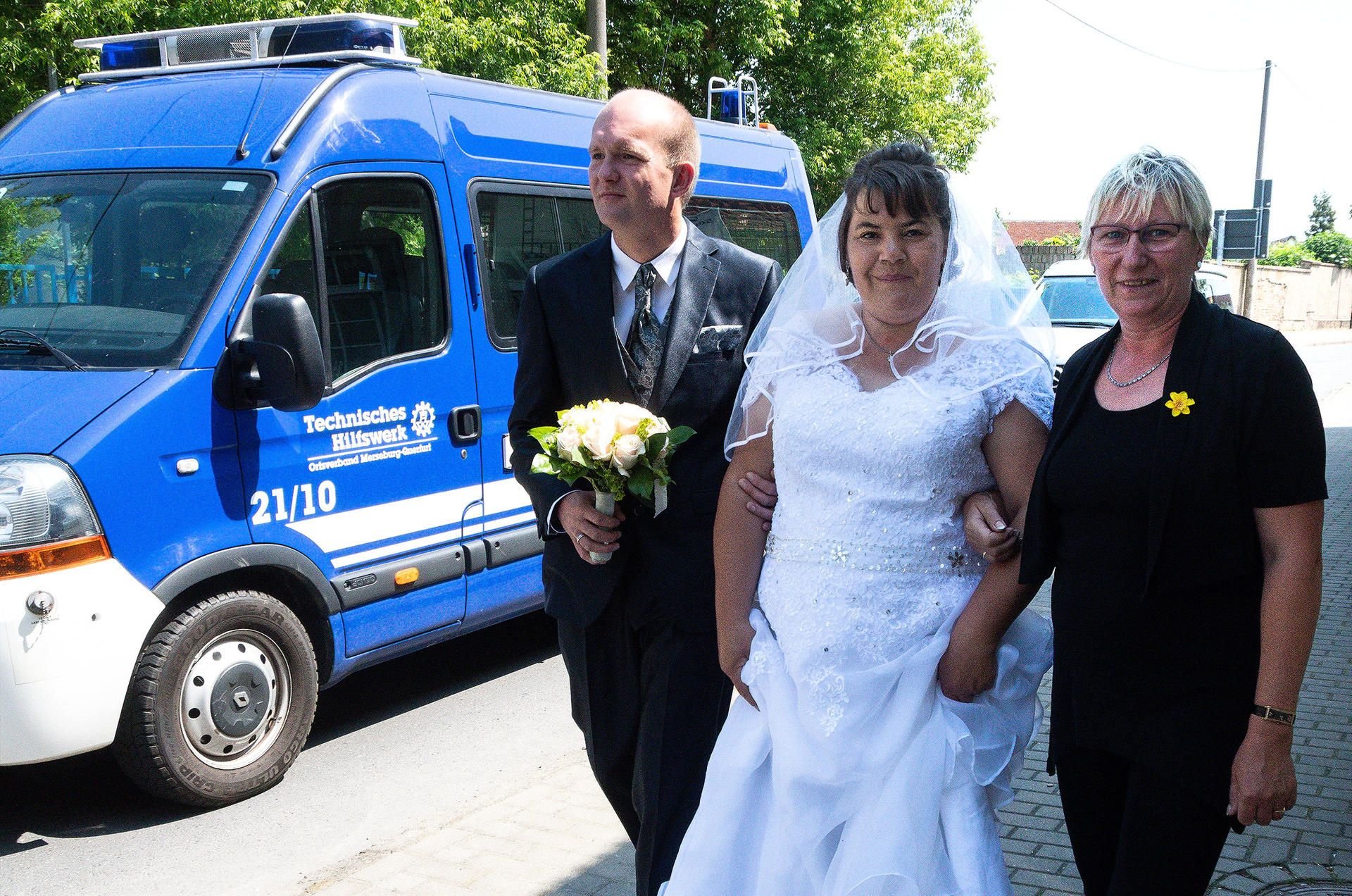 Braut Kathrin und Ehemann Matthias an der Unfallstelle.