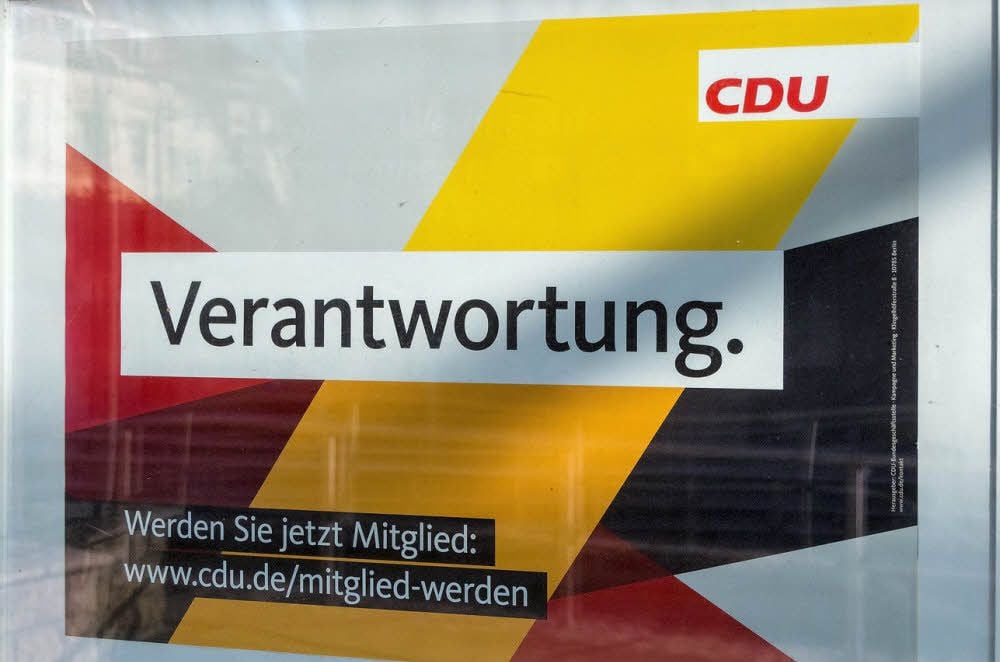 Parteiwerbung im Schaufenster der CDU-Kreisgeschäftsstelle.